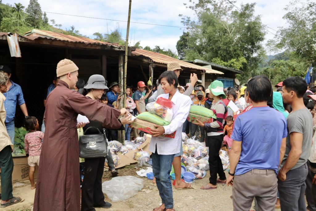 BRVT: Chùa Thiên Long và chùa Quảng Thành trao quà đến đồng bào vùng bão lũ