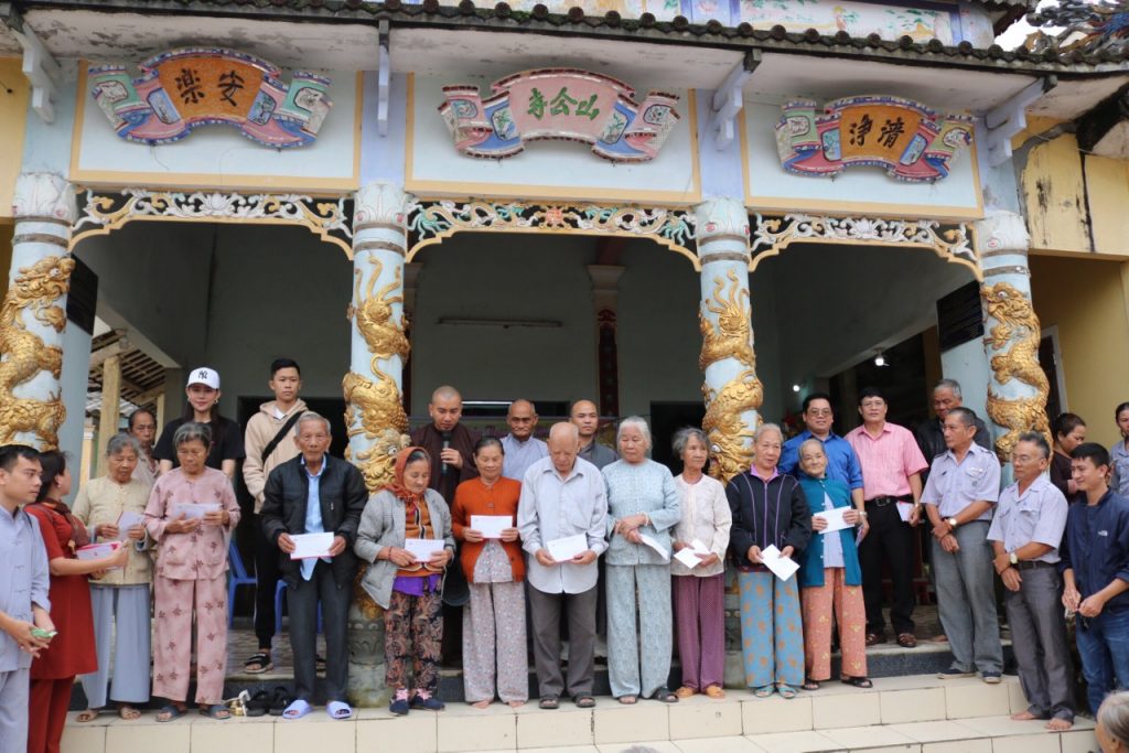 Đăk Lăk: Trao tặng 400 phần quà cứu trợ cho đồng bào bị thiên tai tại làng Sơn Công