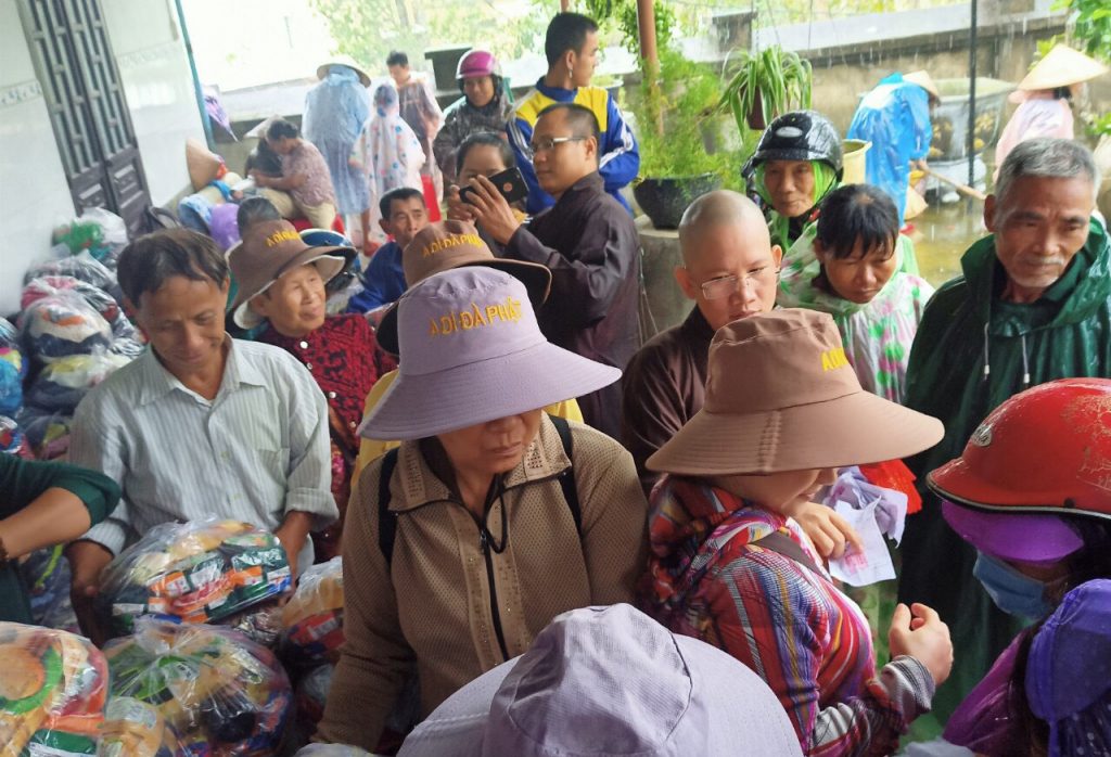 Quảng Nam: Chùa Hoàng Mai (Đồng Nai) trao 100 phần quà cho đồng bào bị thiên tai