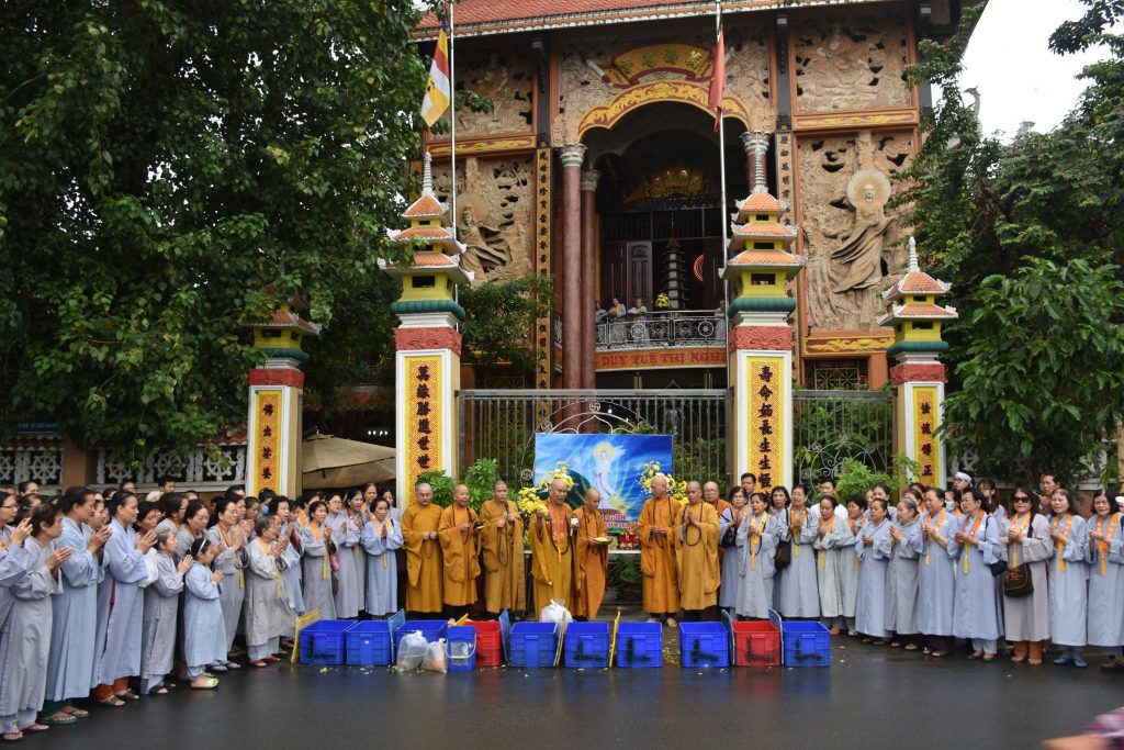 TP.HCM: Tổ đình Vạn Thọ phóng sanh trên kênh Nhiêu Lộc