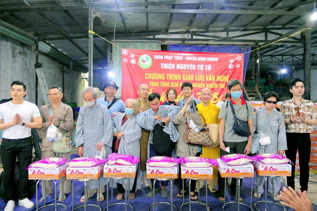 TP.HCM: Các khóa lễ, chương trình giao lưu văn nghệ, trao quà từ thiện cho bà con nghèo, khiếm thị tại chùa Pháp Tạng