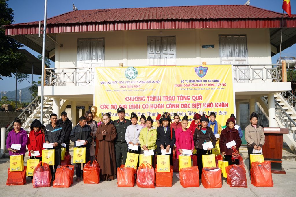 Điện Biên: Chùa Tăng Phúc (Hà Nội) thăm và trao tặng quà cho các gia đình có hoàn cảnh khó khăn