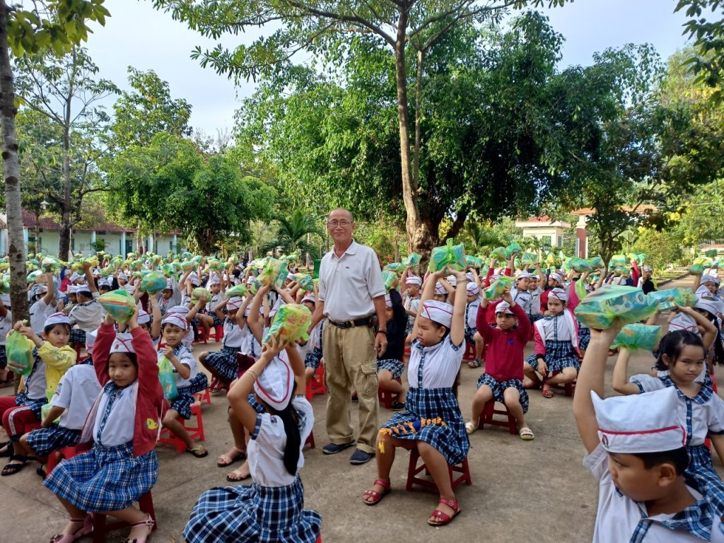 Hội từ thiện Thiện Tâm (TP.HCM) trao tặng gần 500 phần quà cho các em học sinh tỉnh Bình Phước