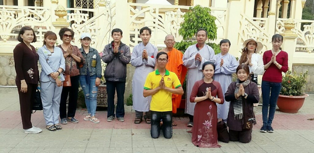 Trà Vinh: Đoàn Phật tử chùa Vạn Đức cúng dường chùa Âng và tặng quà cho bà con địa phương