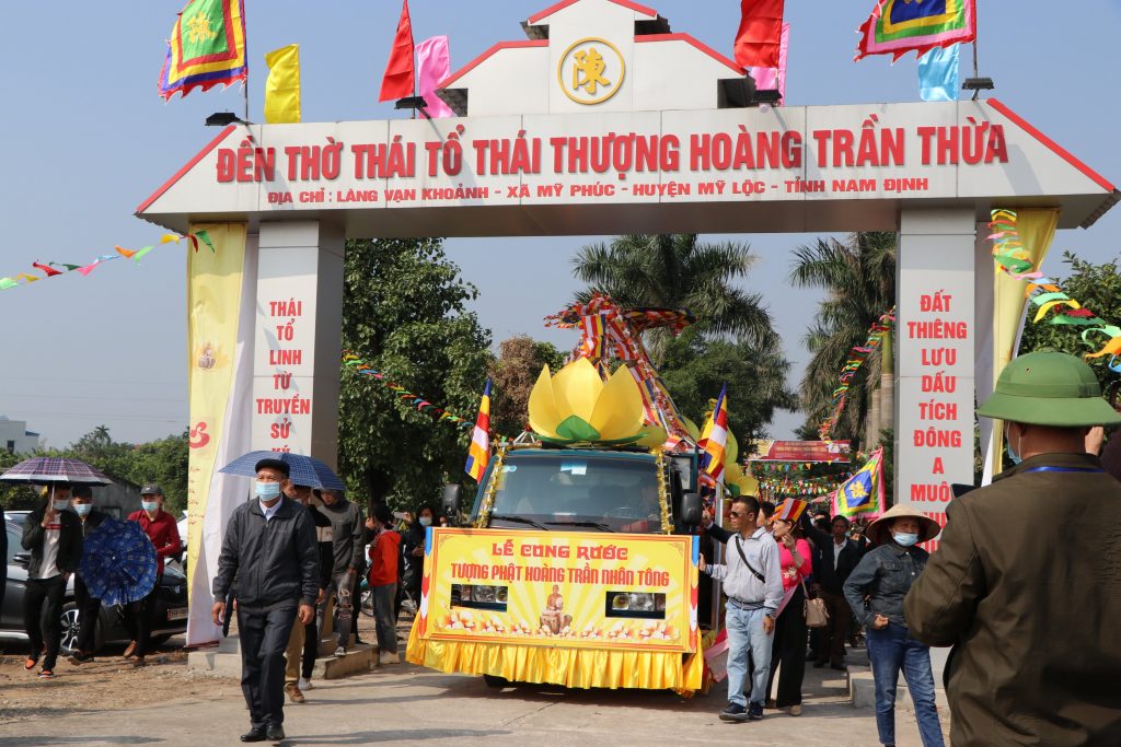 Nam Định: Lễ cung rước tượng Phật Hoàng Trần Nhân Tông bằng gốm đỏ Luy Lâu lớn nhất từ trước đến nay