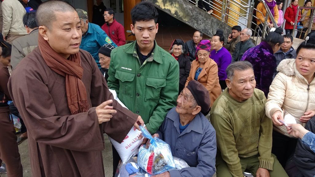 Tây Bắc: Đoàn từ thiện Phật giáo Hải Dương trao tặng “Áo Ấm Vùng Cao” cho bà con tỉnh Điện Biên