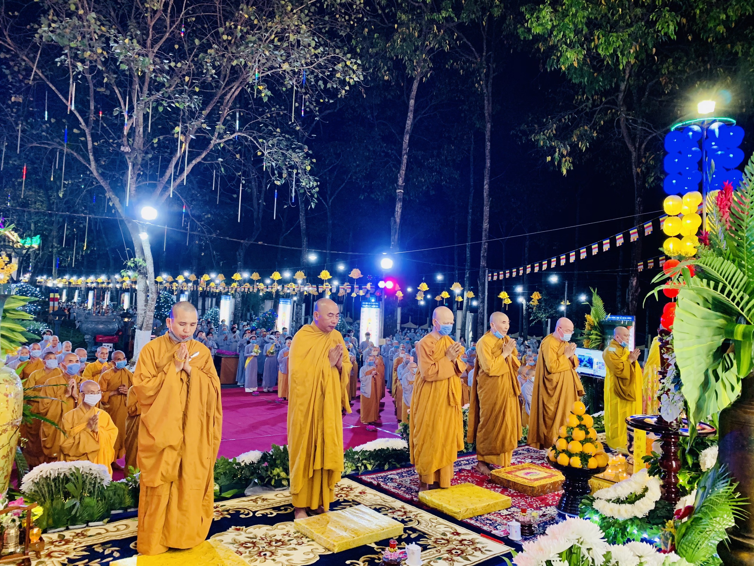 Đồng Nai: Trang nghiêm lễ Hoa đăng vía Đức Phật A Di Đà tại chùa Long Phước Thọ