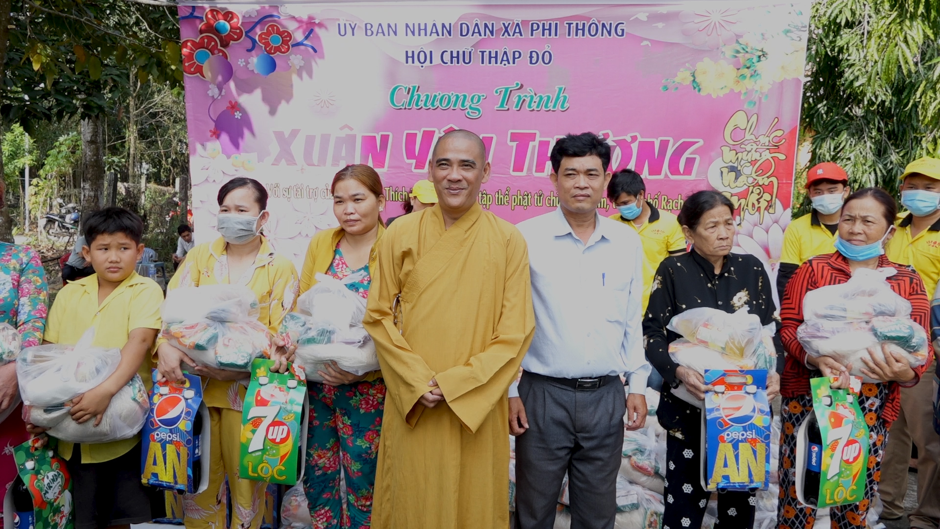 Kiên Giang: Chùa Bửu Kim tặng quà Tết cho bà con có hoàn cảnh khó khăn