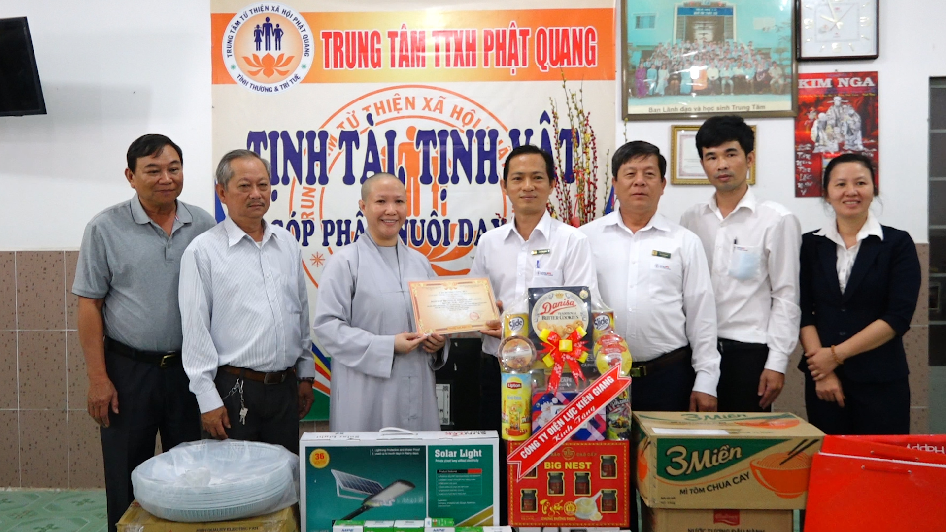 Kiên Giang: Công ty Điện lực Kiên Giang thăm và tặng quà tại Trung tâm TTXH Phật Quang