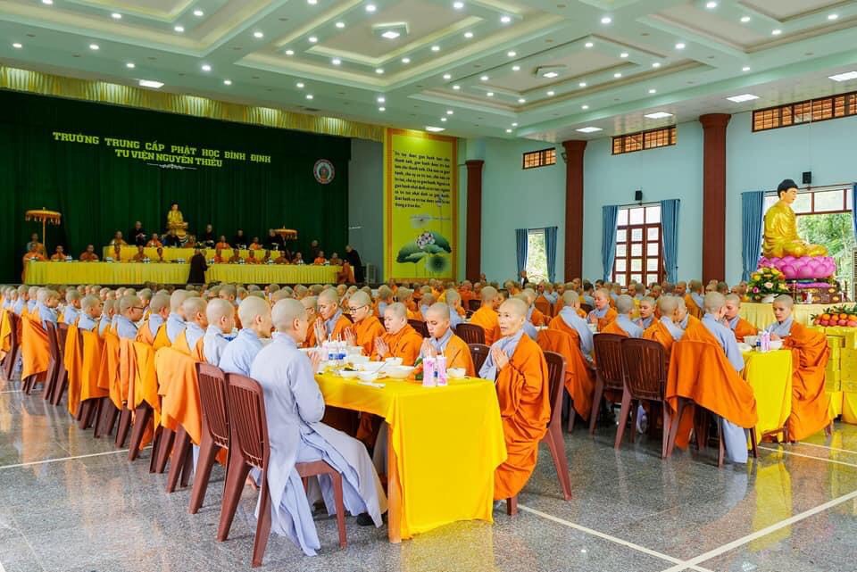 Bình Định: Trường TCPH - Tu viện Nguyên Thiều đón tiếp phái đoàn Chư Ni TP.HCM đến thăm và cúng dường