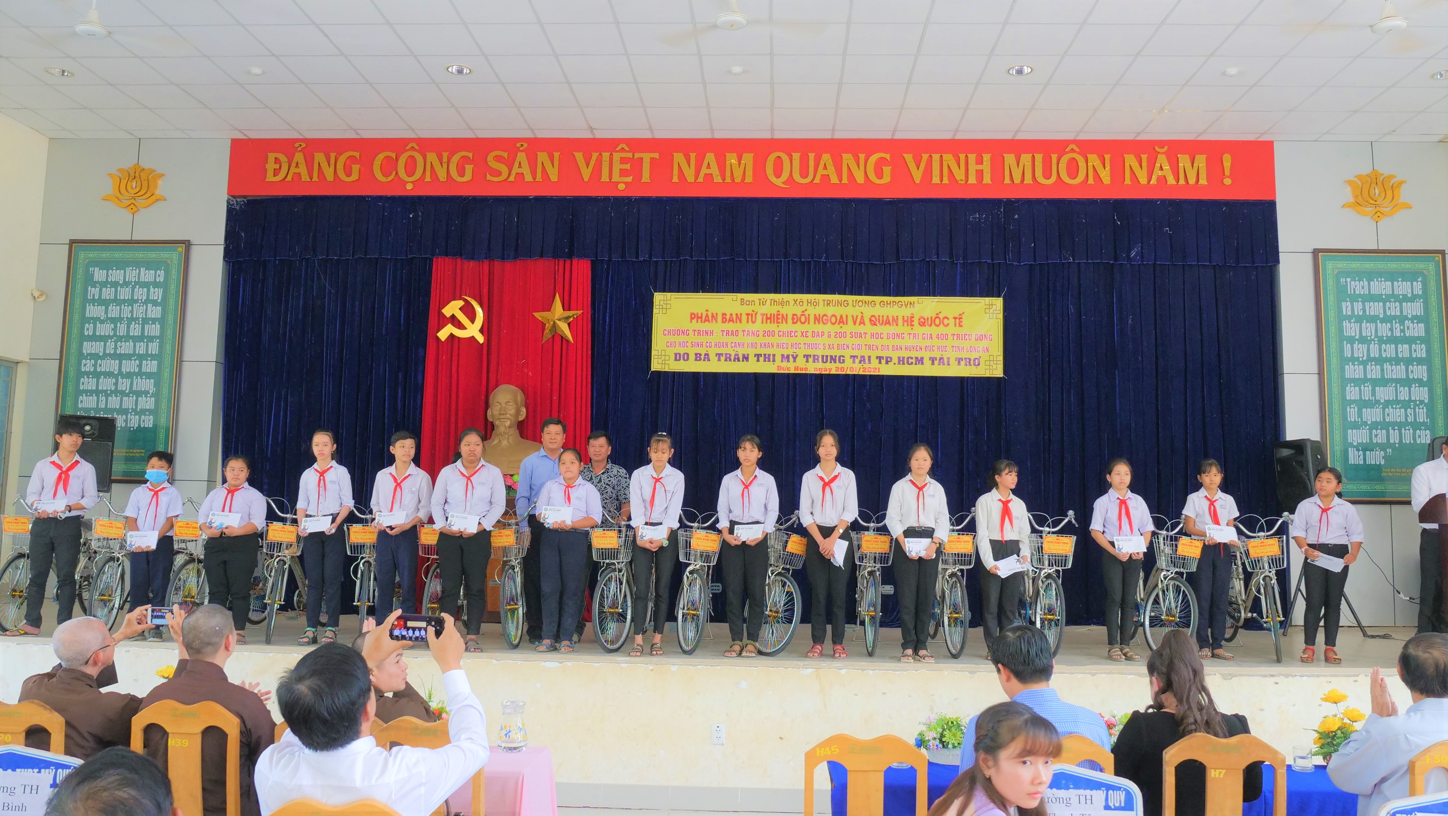 Long An: Trao 400 suất học bổng và xe đạp cho các em học sinh có hoàn cảnh khó khăn, hiếu học trên địa bàn các tỉnh biên giới thuộc huyện Đức Huệ