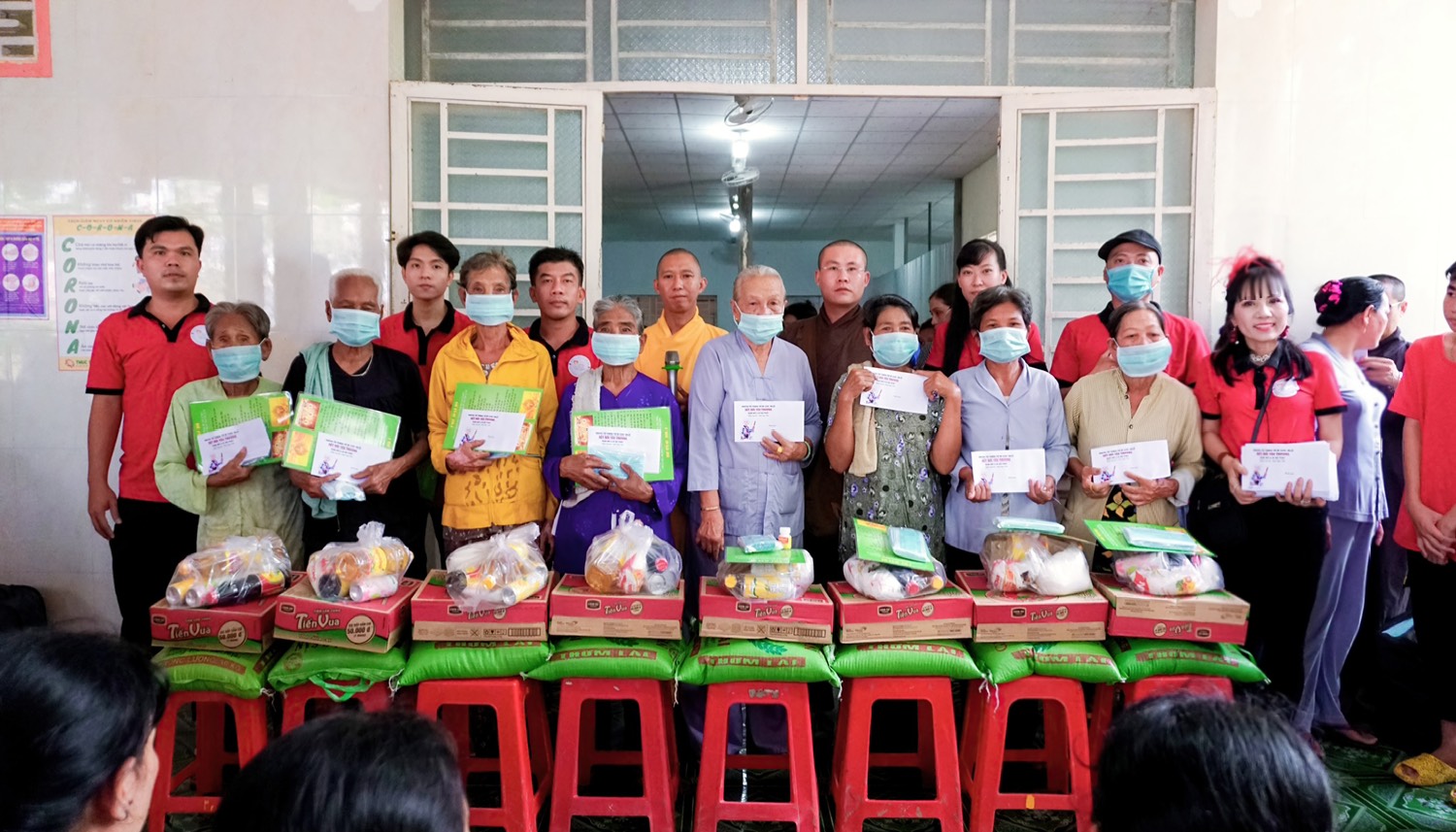 Trà Vinh: Tặng 300 phần quà cho các hộ gia đình, đồng bào dân tộc Khmer có hoàn cảnh khó khăn