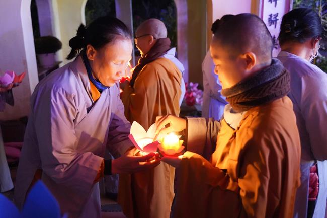 Hà Nội: Đêm hội hoa đăng kính mừng ngày ngày vía Đức Phật A Di Đà tại chùa Đình Quán