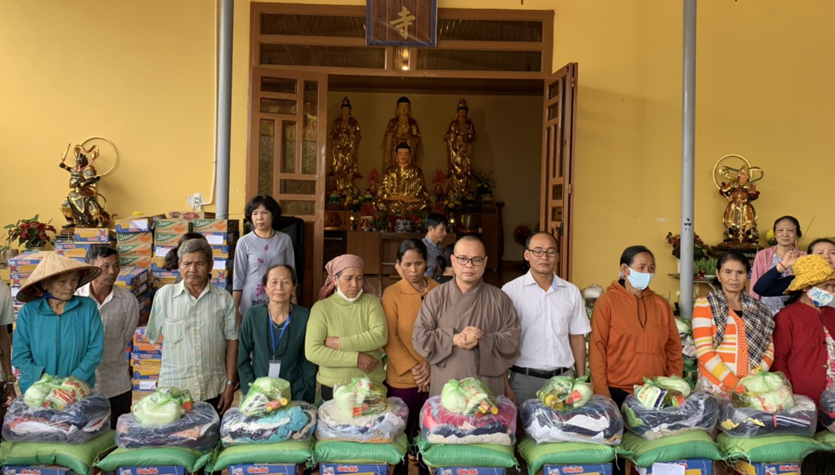 Bình Phước: Chùa Trúc Lâm (Quận 3) chăm lo quà Tết cho đồng bào có hoàn cảnh khó khăn