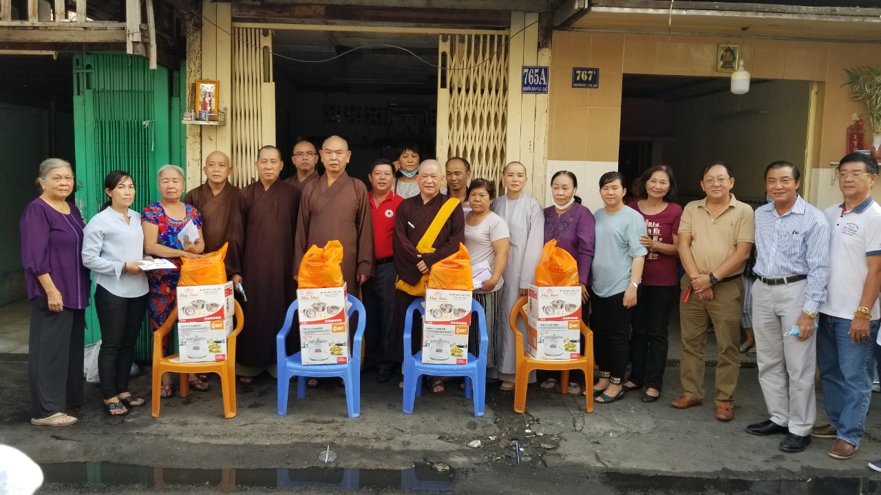 TP. HCM: Ban Trị sự PG quận 8 trao quà hỗ trợ gia đình gặp hỏa hoạn