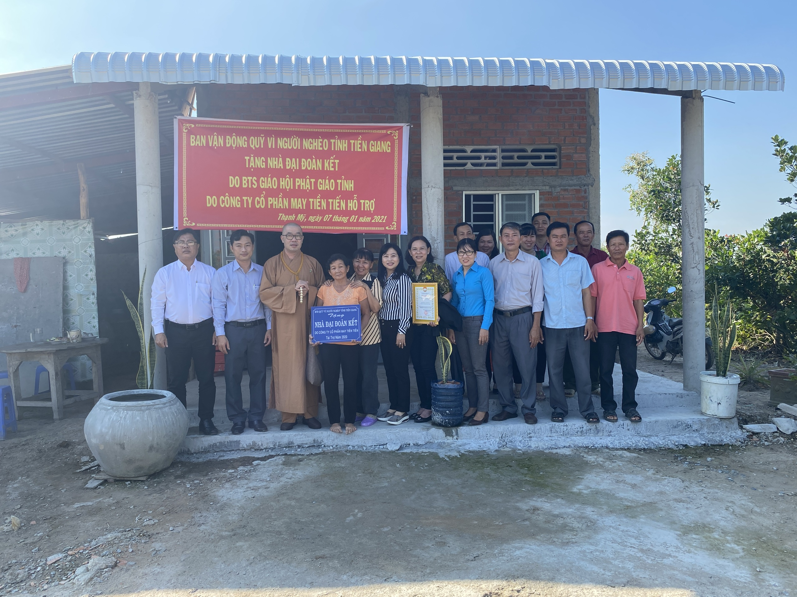 Tiền Giang: Phật giáo tỉnh bàn giao 02 căn nhà Đại đoàn kết tại huyện Tân Phước