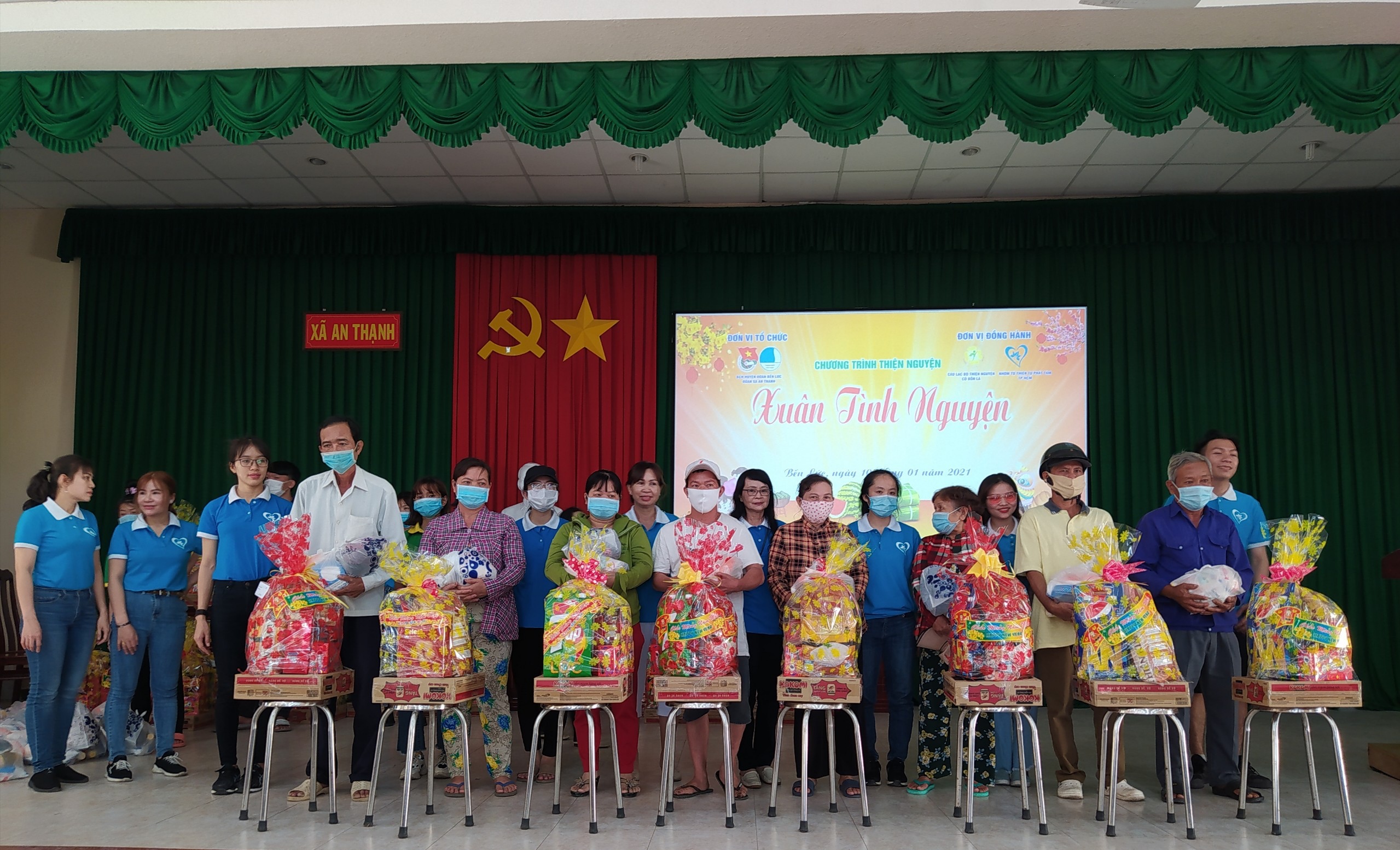 Long An: Chương trình Ấm tình Xuân quê - Xuân tình nguyện 2021 trao 100 phần quà Tết cho bà con