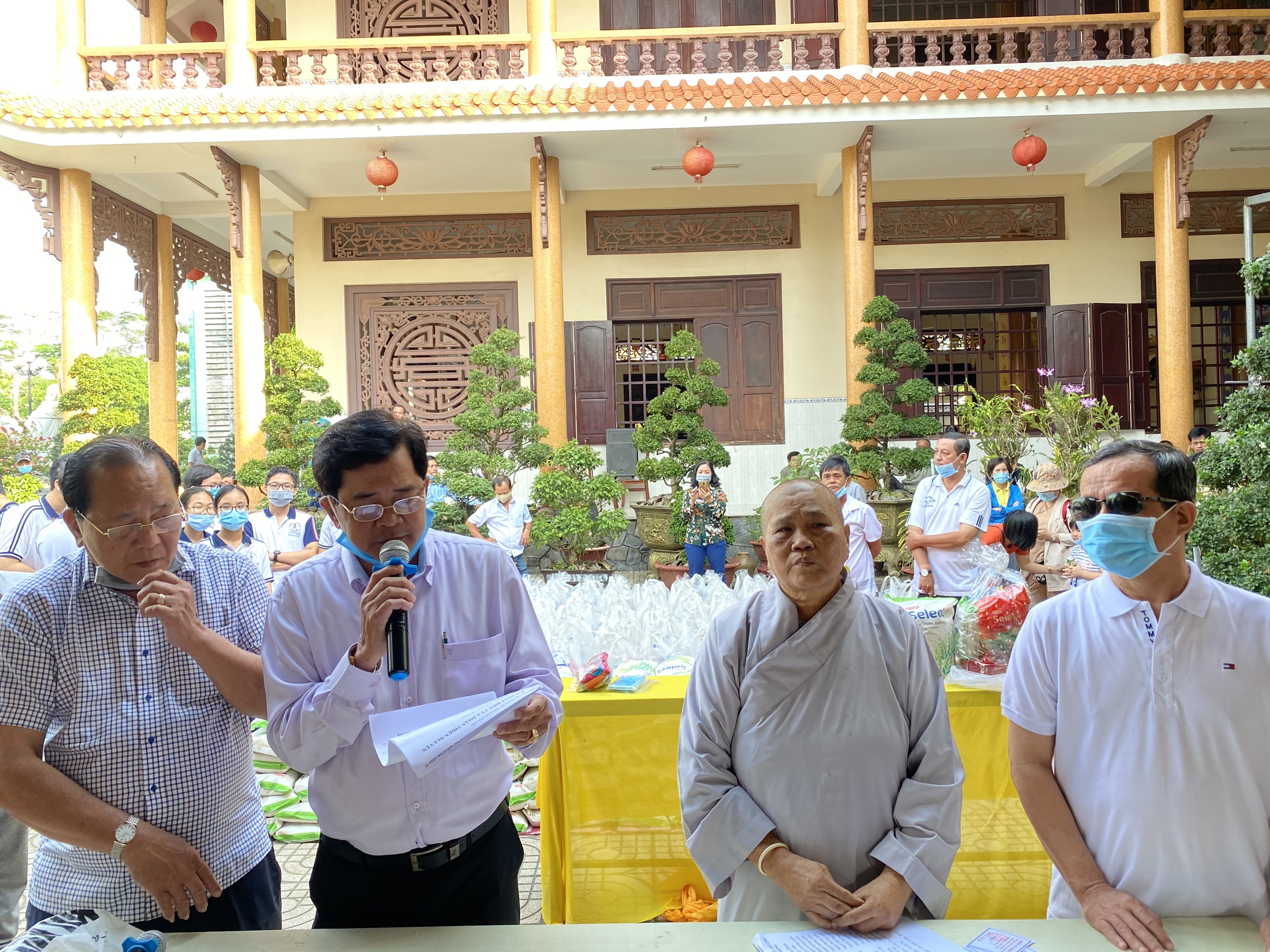Tiền Giang: Chùa Linh Phong tặng quà Tết đến người khiếm thị, người khuyết tật và các hoàn cảnh khó khăn huyện Châu Thành