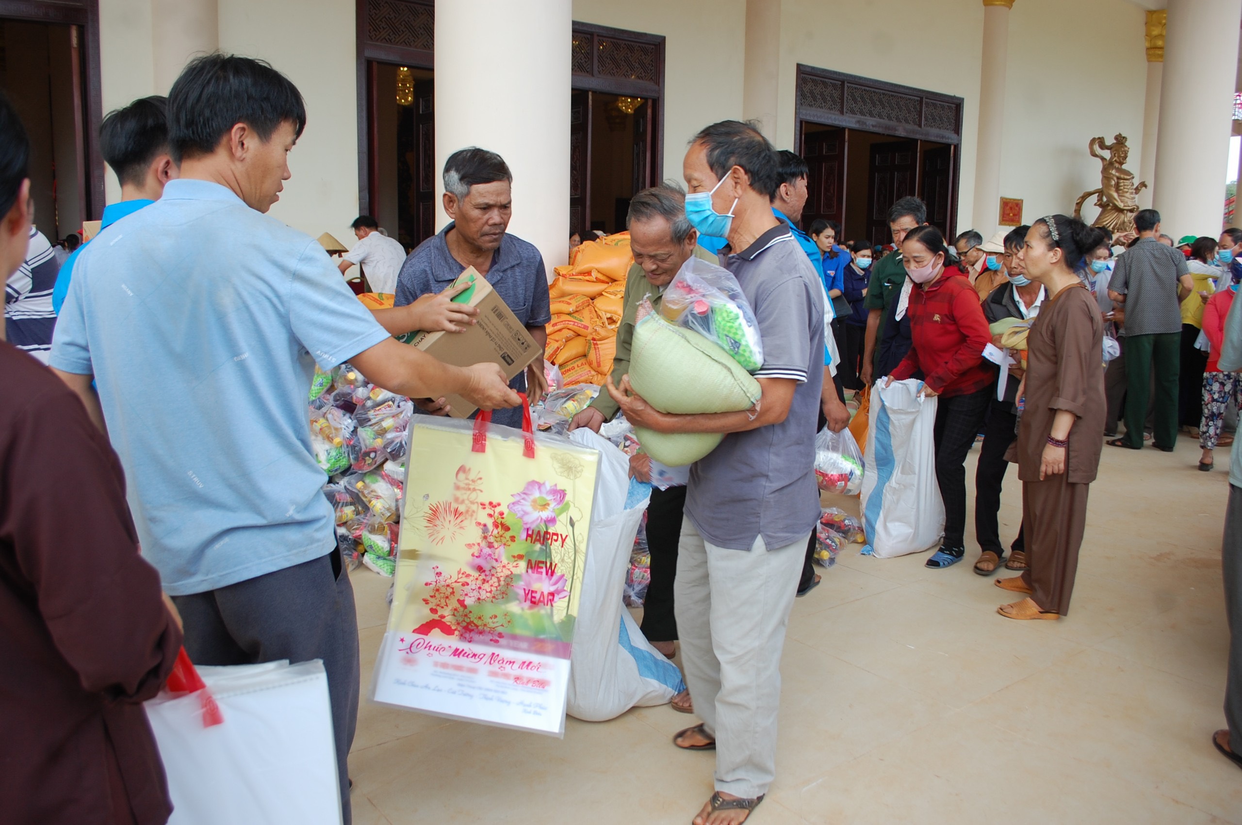 Bình Phước: Chùa Phật Quốc Vạn Thành trao 500 phần quà tết cho bà con nghèo
