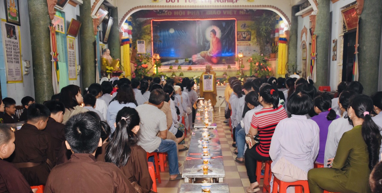 TP.HCM: Tổ đình Vạn Thọ tổ chức hoa đăng kính mừng Đức Phật thành đạo