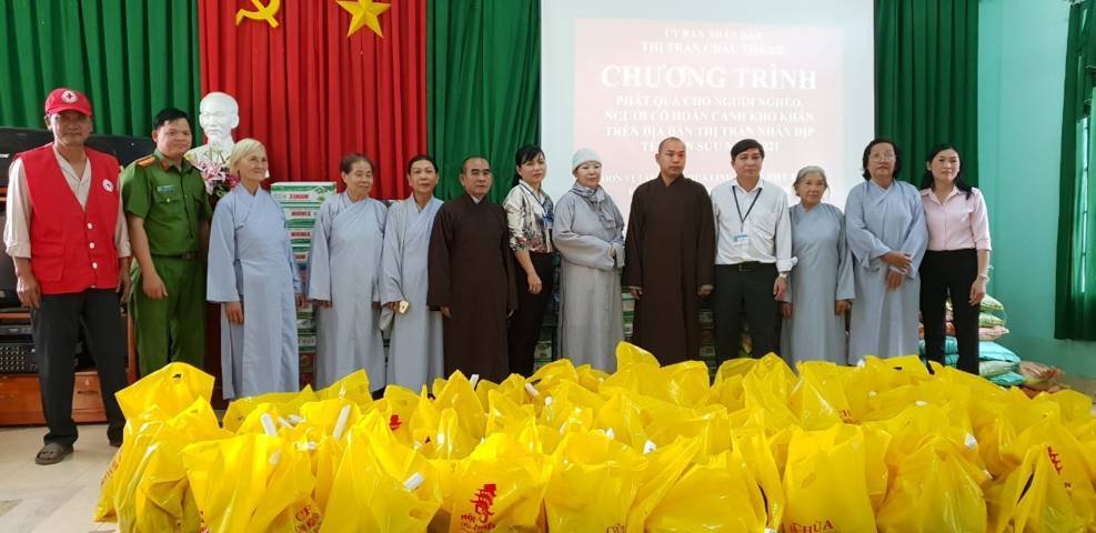 Tây Ninh: Chùa Linh Nghĩa Diệu Pháp tổ chức phát quà nhân dịp Xuân Tân Sửu