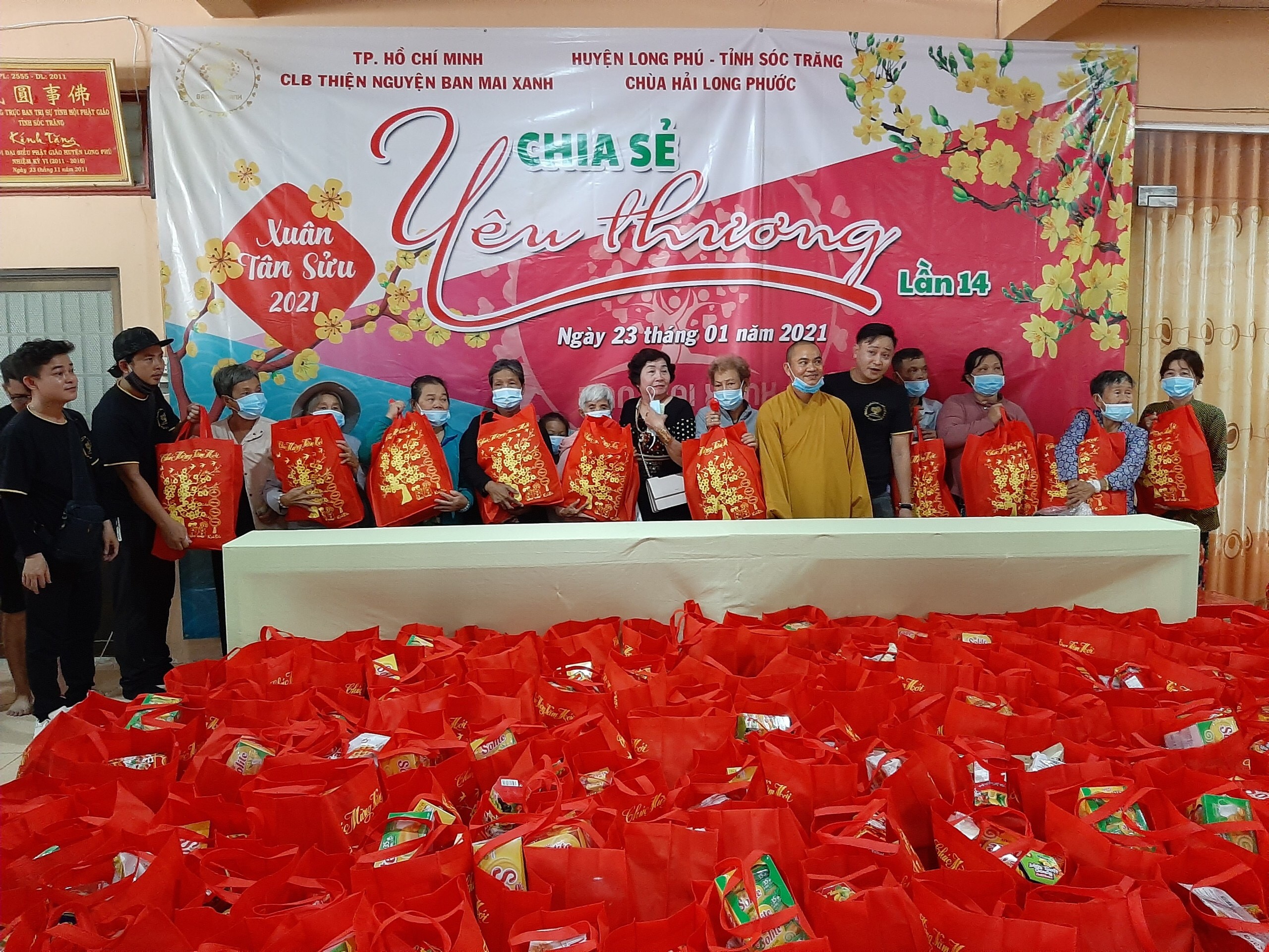 Sóc Trăng: Chùa Hải Long Phước tặng quà xuân Tân Sửu cho người nghèo tại Long Phú