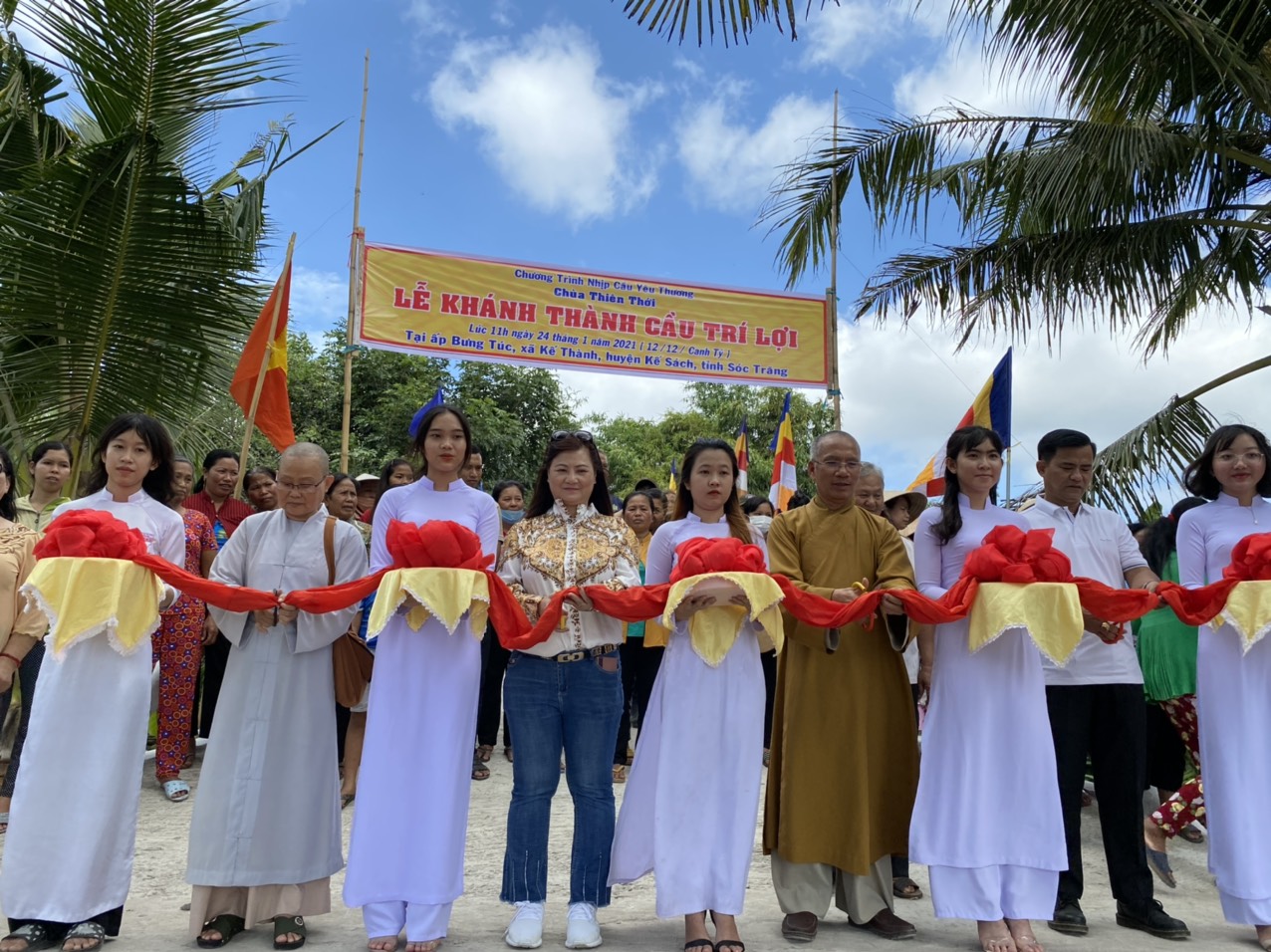 Sóc Trăng: "Nhịp cầu Yêu thương" tiếp tục khánh thành cầu nông thôn và phát quà cho người nghèo