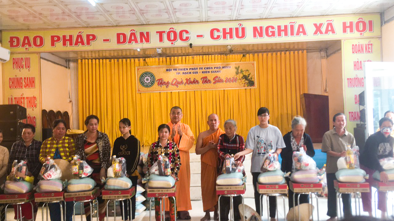 Cần Thơ: Tịnh xá Ngọc Liên trao quà Tết An Vui