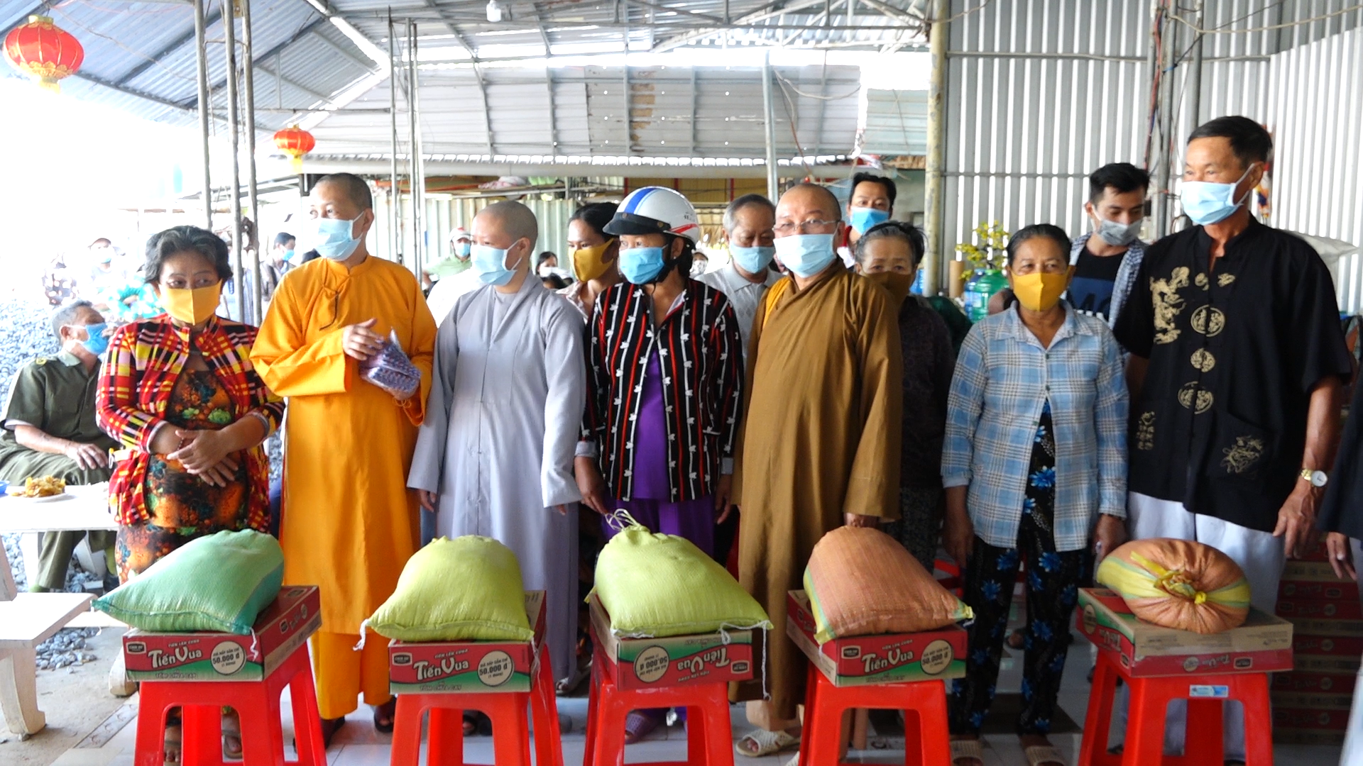 Kiên Giang: Chùa Tân Phước trao tặng 200 phần quà Tết đến bà con xã Mỹ Lâm