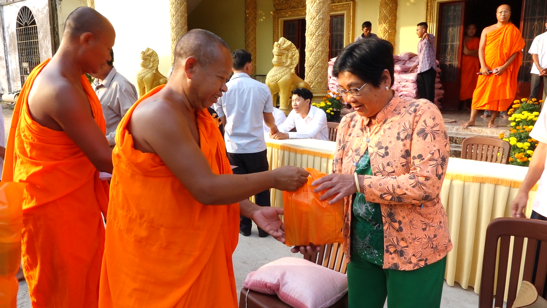 Kiên Giang: Chùa Sóc Xoài trao 200 phần quà cho bà con nhân dịp năm mới