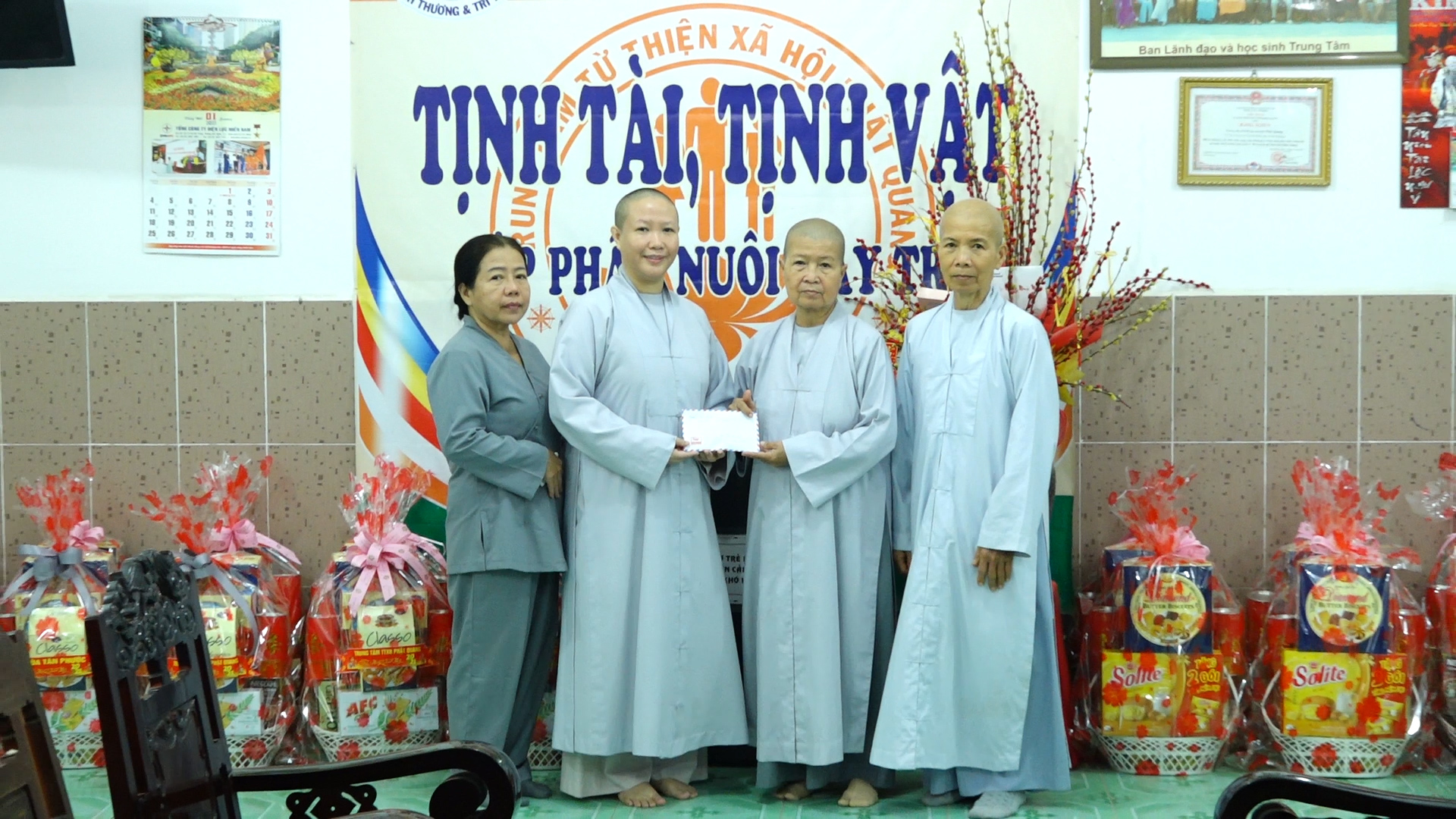 Kiên Giang: Tịnh thất Liên Hoa thăm, tặng quà Trung tâm TTXH Phật Quang