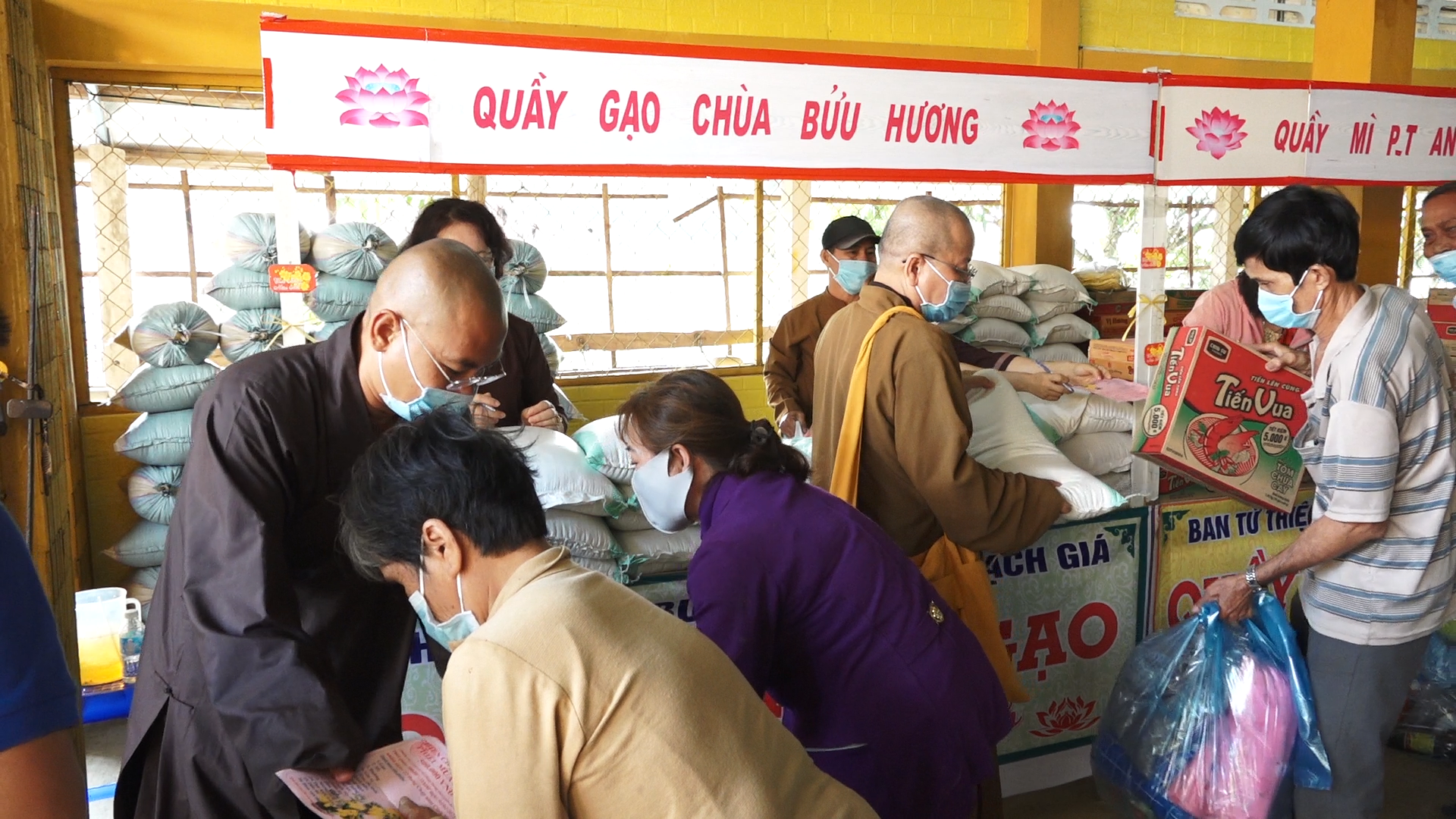 Kiên Giang: Lễ khai mạc phiên chợ xuân 0 đồng tại chùa Thiên Sơn