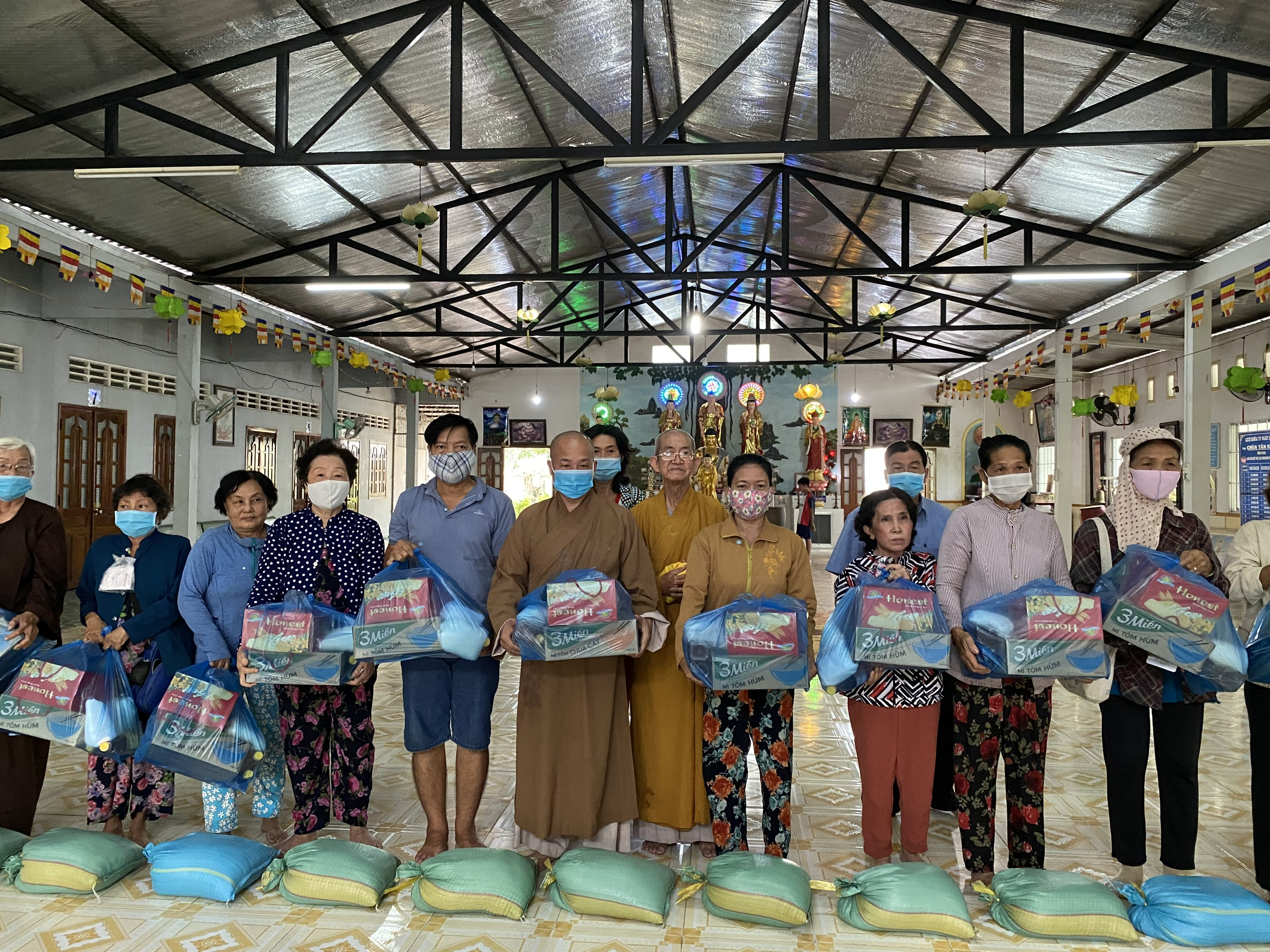 Hơn 1070 suất quà Xuân ấm áp đến với bà con nghèo tại Bến Tre và Cà Mau