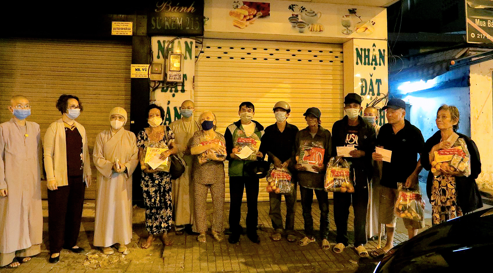 Tặng quà Tết cho người sống không nhà