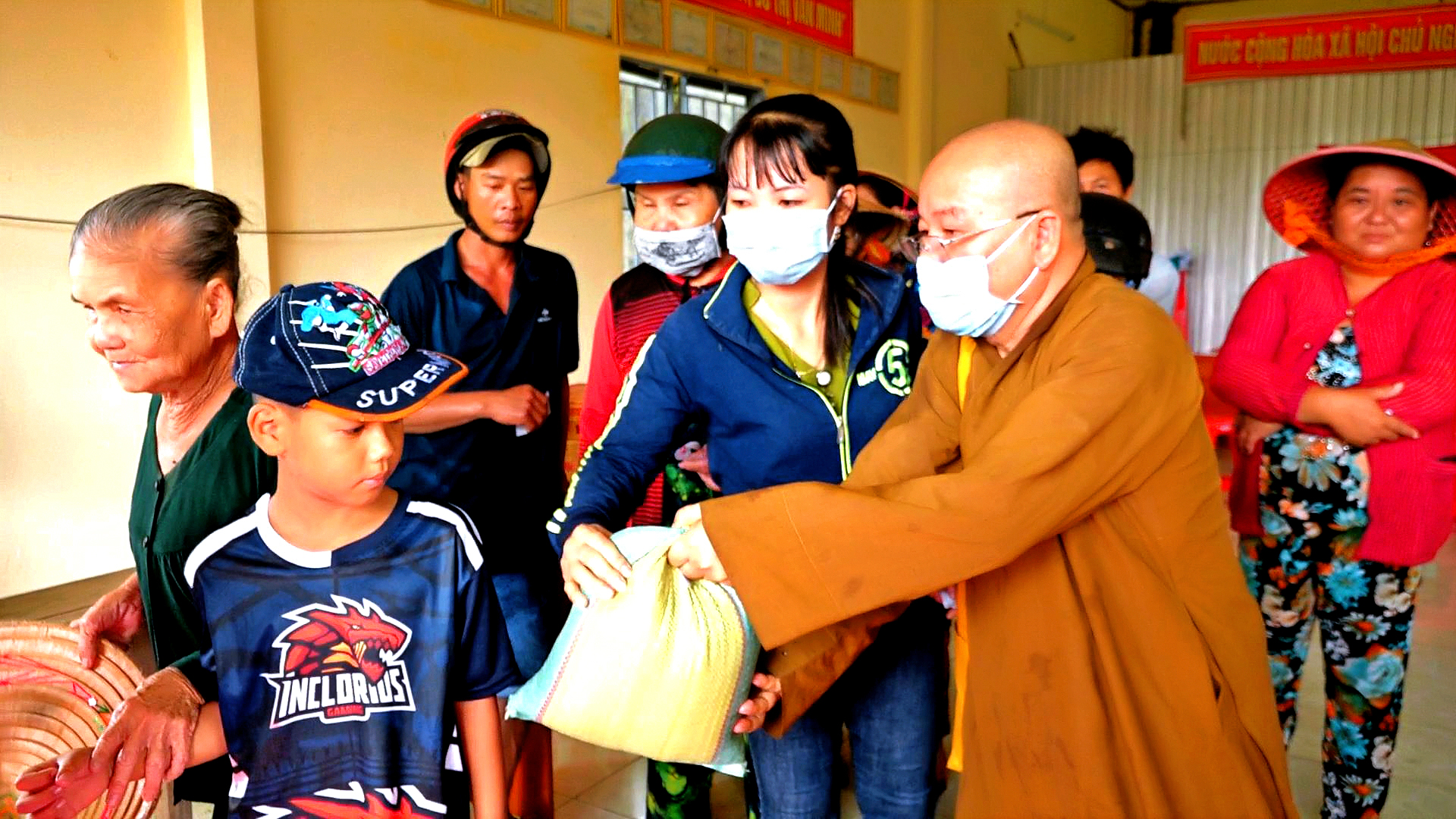 Kiên Giang: Chùa Phật Quang (TP. Rạch Giá) trao quà Tết cho bà con có hoàn cảnh khó khăn tại huyện Giồng Riềng