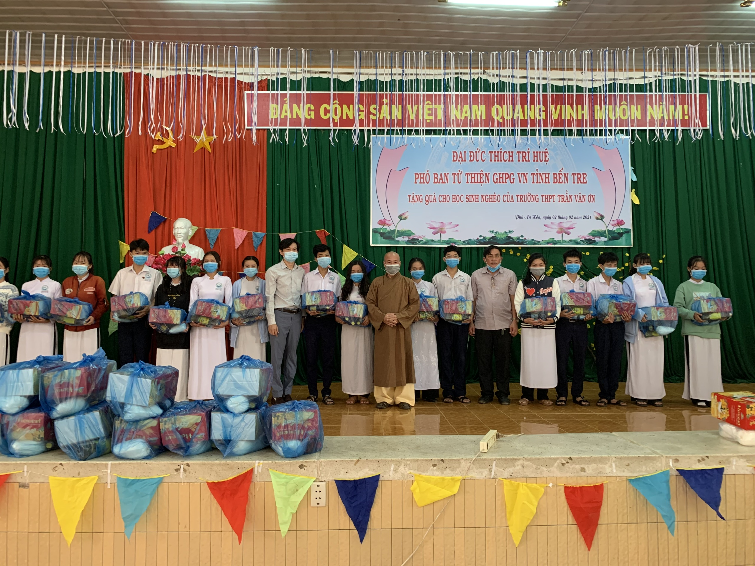 TP.HCM: Phân ban Thanh thiếu nhi Phật tử với chuỗi hoạt động Xuân nghĩa tình đến với các em học sinh có hoàn cảnh khó khăn và trẻ em khuyết tật