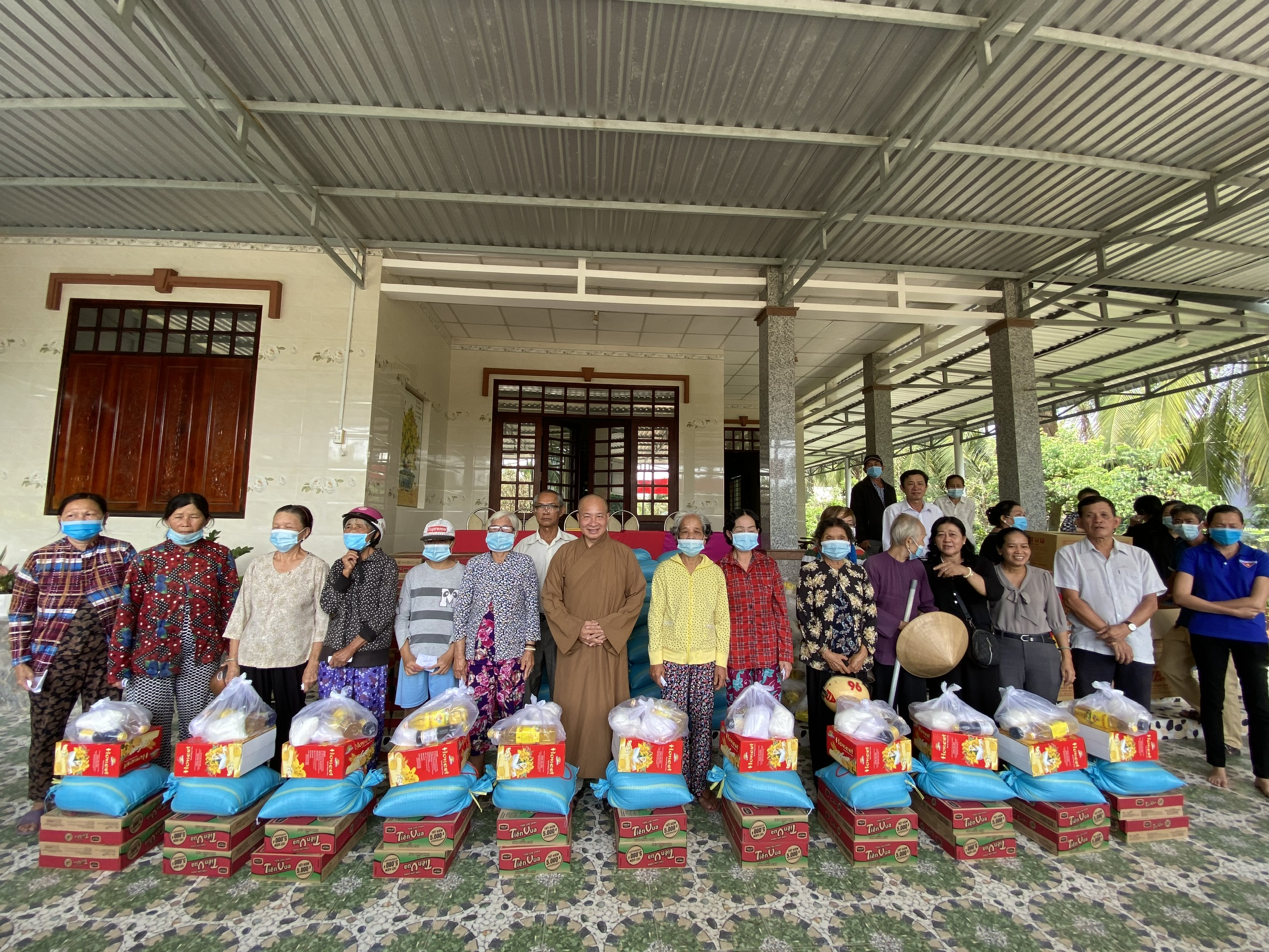 Bến Tre: Trao 300 suất quà Tết đến bà con khó khăn và bàn giao Mái ấm Tình thương số 1.000 tại huyện Bình Đại