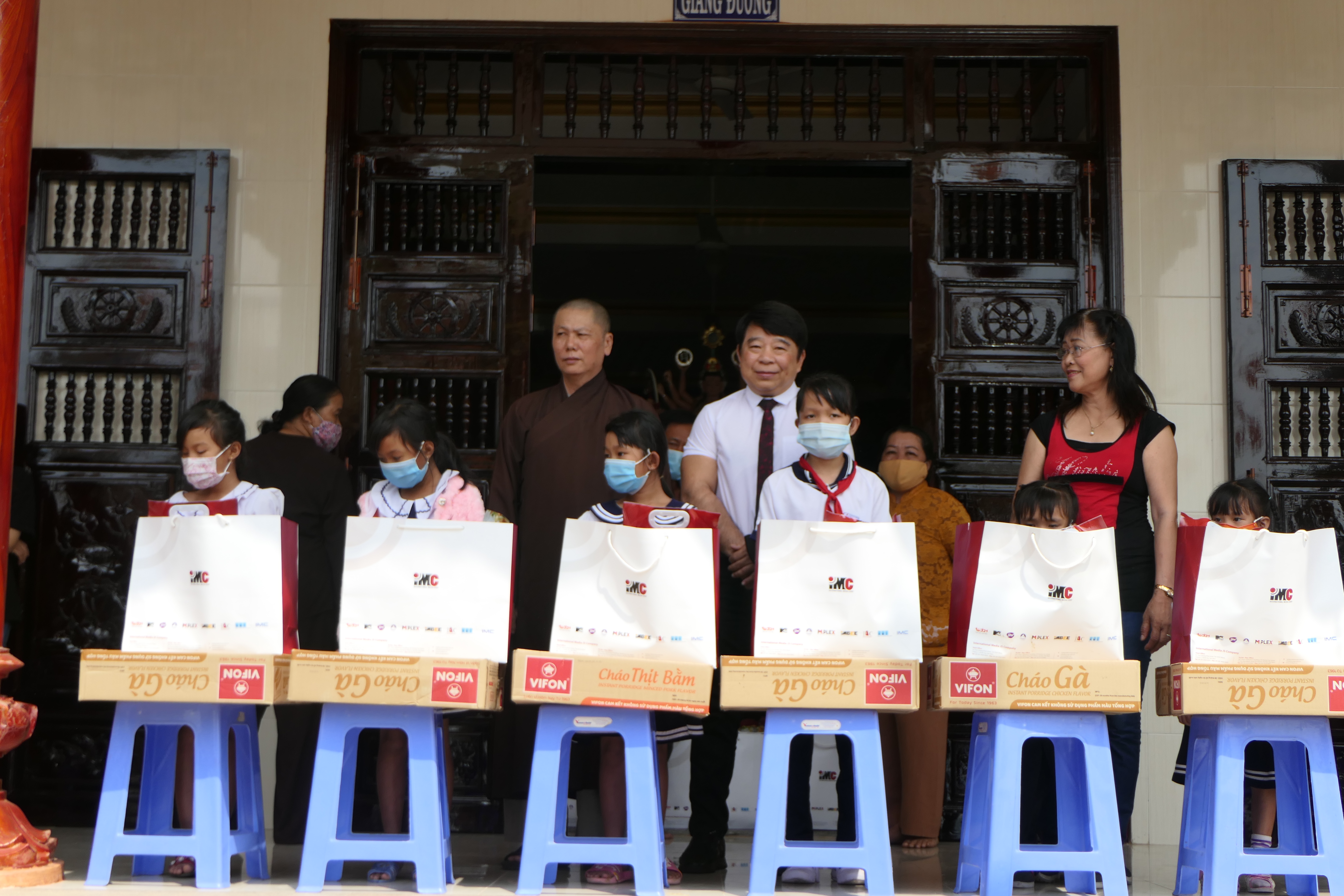 Tiền Giang: Chùa Linh Sơn kết hợp với Tập đoàn IMC tặng quà Tết cho người nghèo