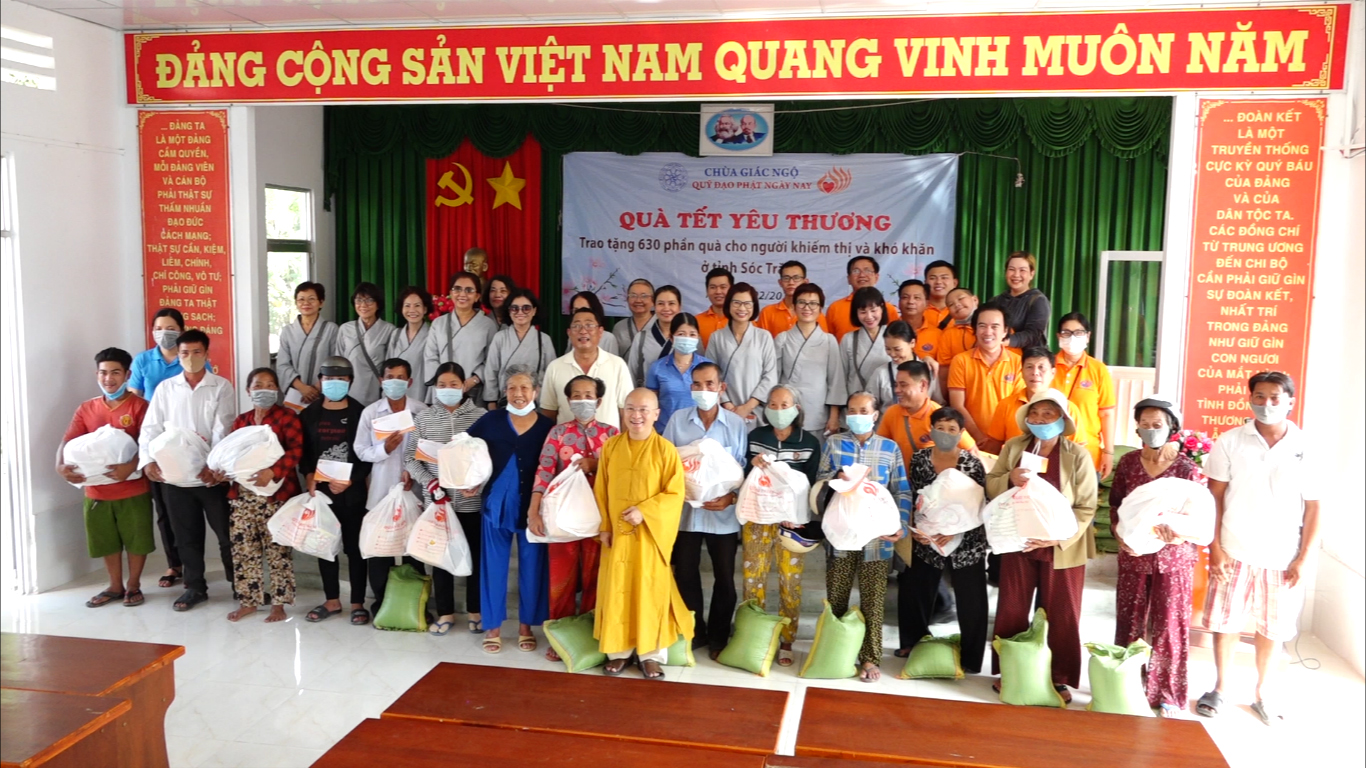 Sóc Trăng: Quỹ Đạo Phật Ngày Nay chùa Giác Ngộ tặng quà cho bà con khiếm thị, có hoàn cảnh khó khăn vui xuân đón Tết