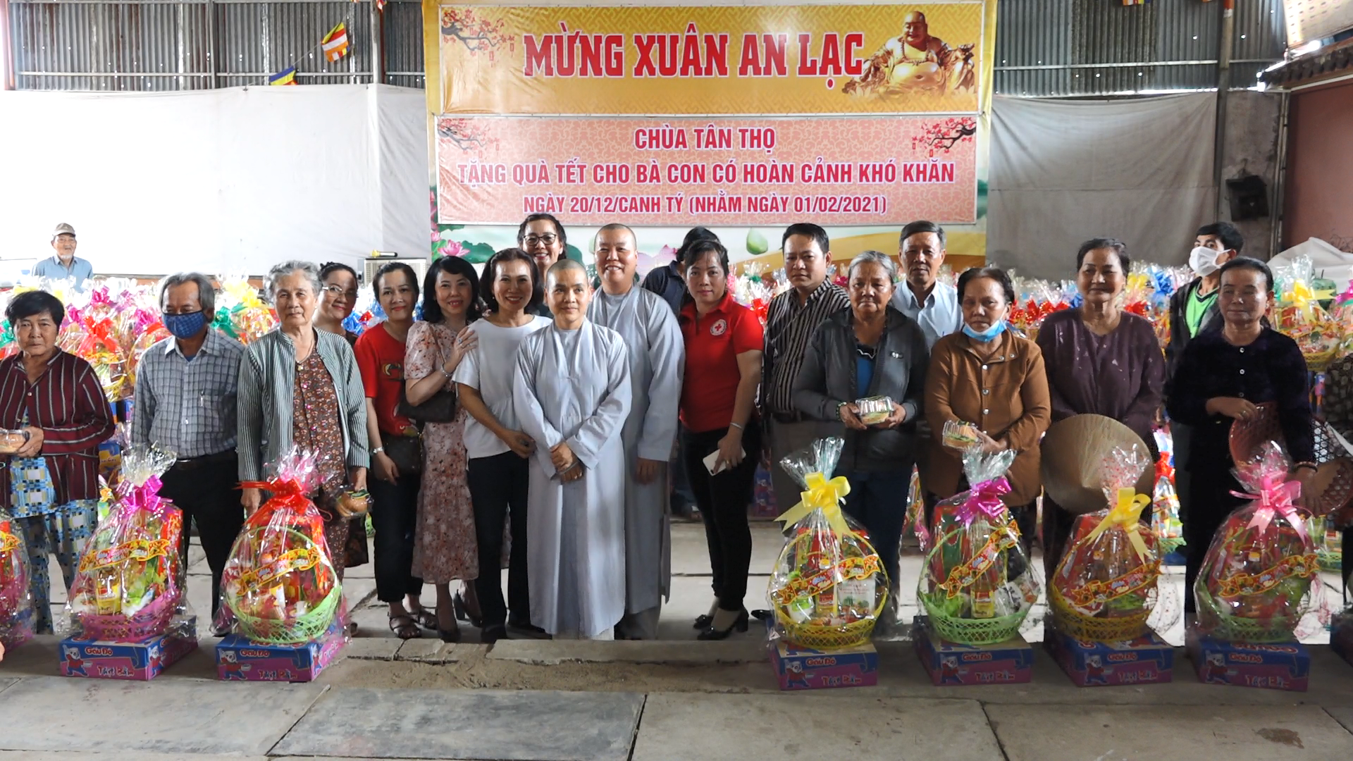 Kiên Giang: Chùa Tân Thọ trao quà xuân cho bà con nhân dịp xuân Tân Sửu