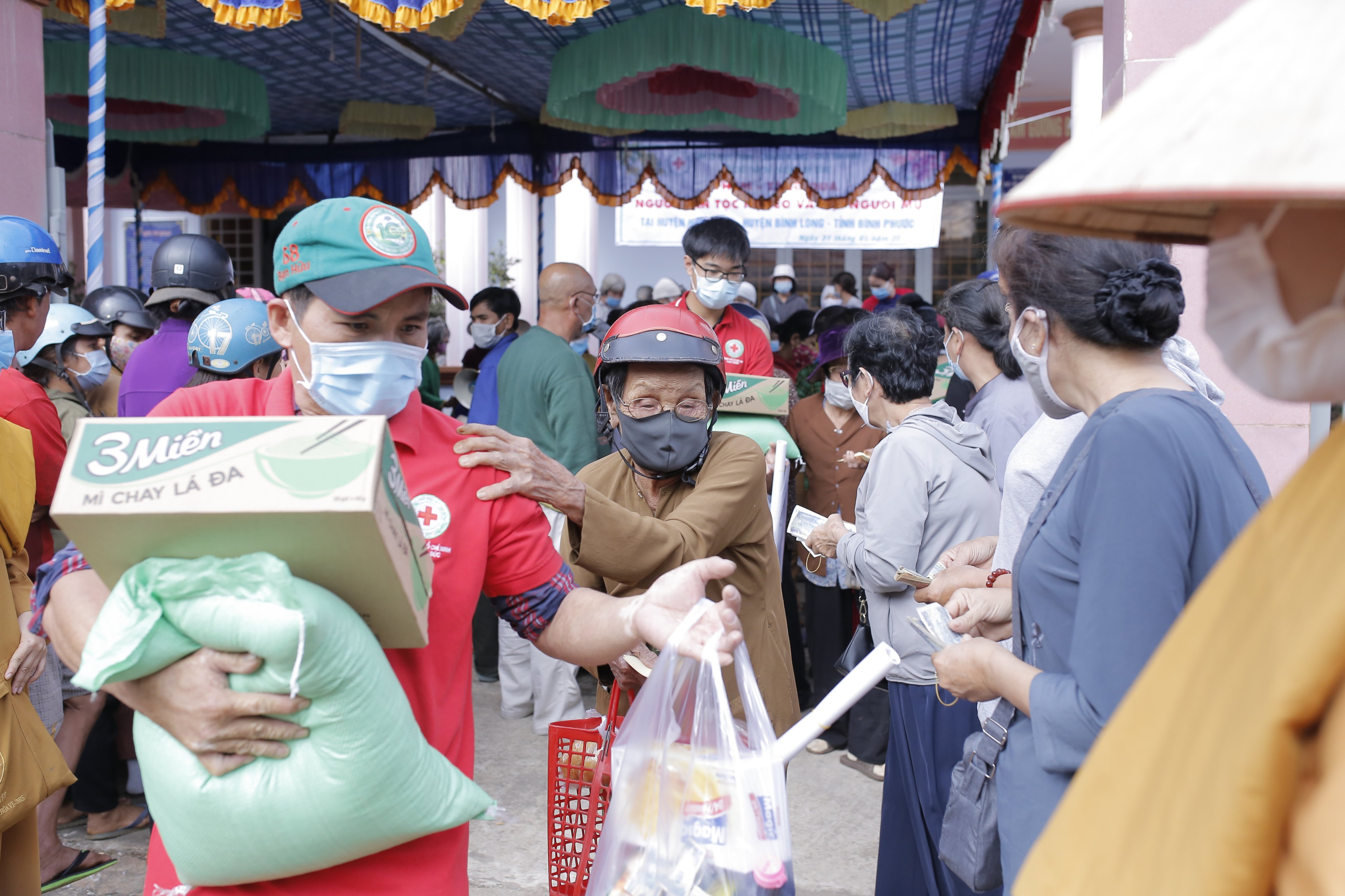 Bình Phước: Tặng 300 phần quà cho người khiếm thị thị xã Bình Long, huyện Hớn Quản
