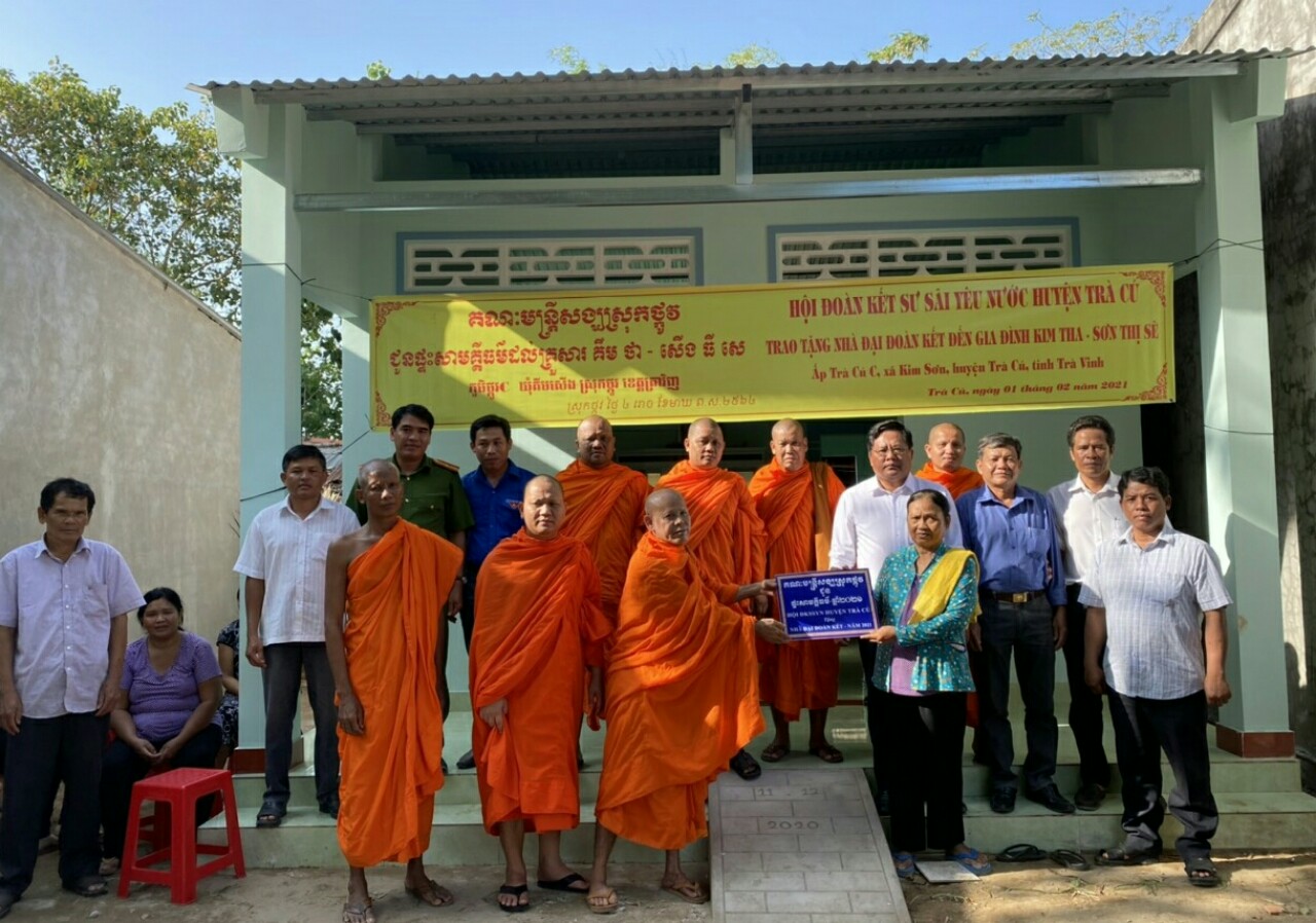 Trà Vinh: Thường trực Hội ĐKSSYN huyện Trà Cú trao tặng nhà Đại đoàn kết số 19