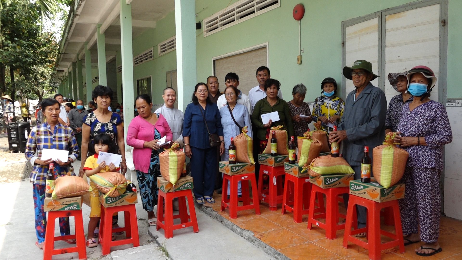 Kiên Giang: Chùa Hải Sơn và Trung tâm TTXH Phật Quang tổ chức tặng quà nhân dịp xuân Tân Sửu