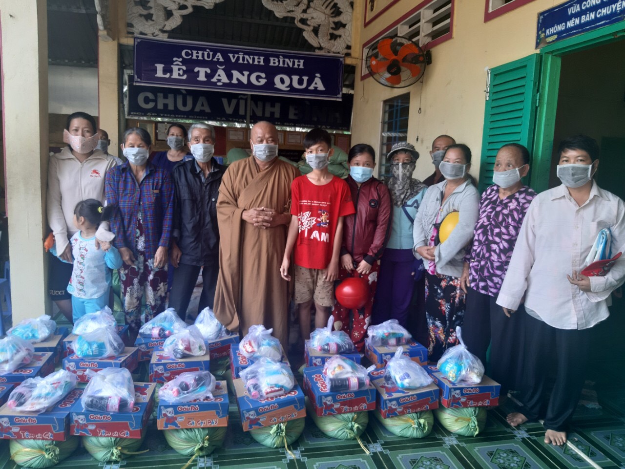 Tiền Giang: Chùa Vĩnh Bình trao quà Xuân cho người nhiễm chất độc da cam và hội cựu chiến binh