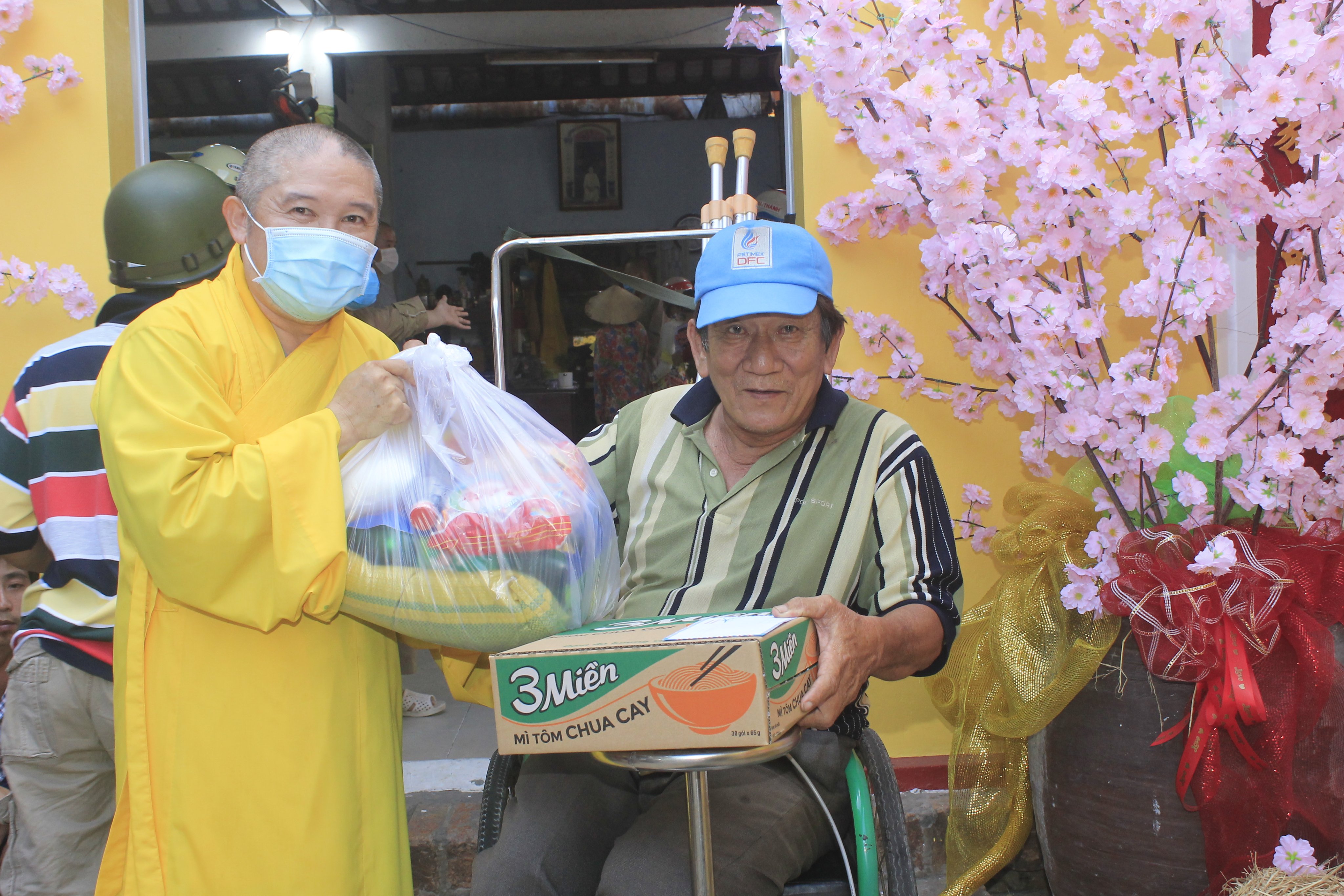 Đồng Tháp: Phật giáo Sa Đéc tặng quà tết cho người nghèo, hộ gia đình khó khăn