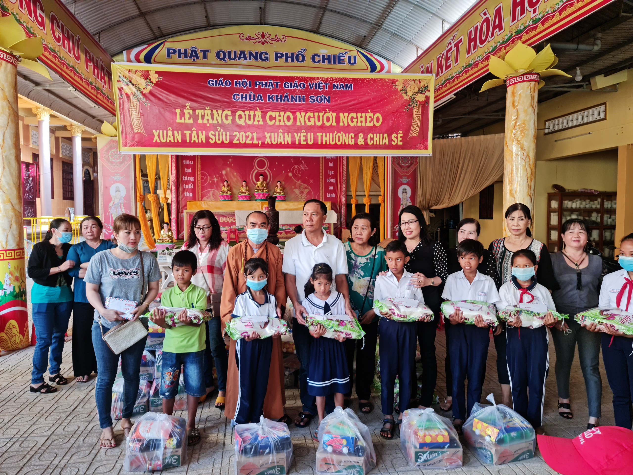 Sóc Trăng: Chùa Khánh Sơn trao 500 phần quà cho bà con nghèo nhân tết Tân Sửu 2021