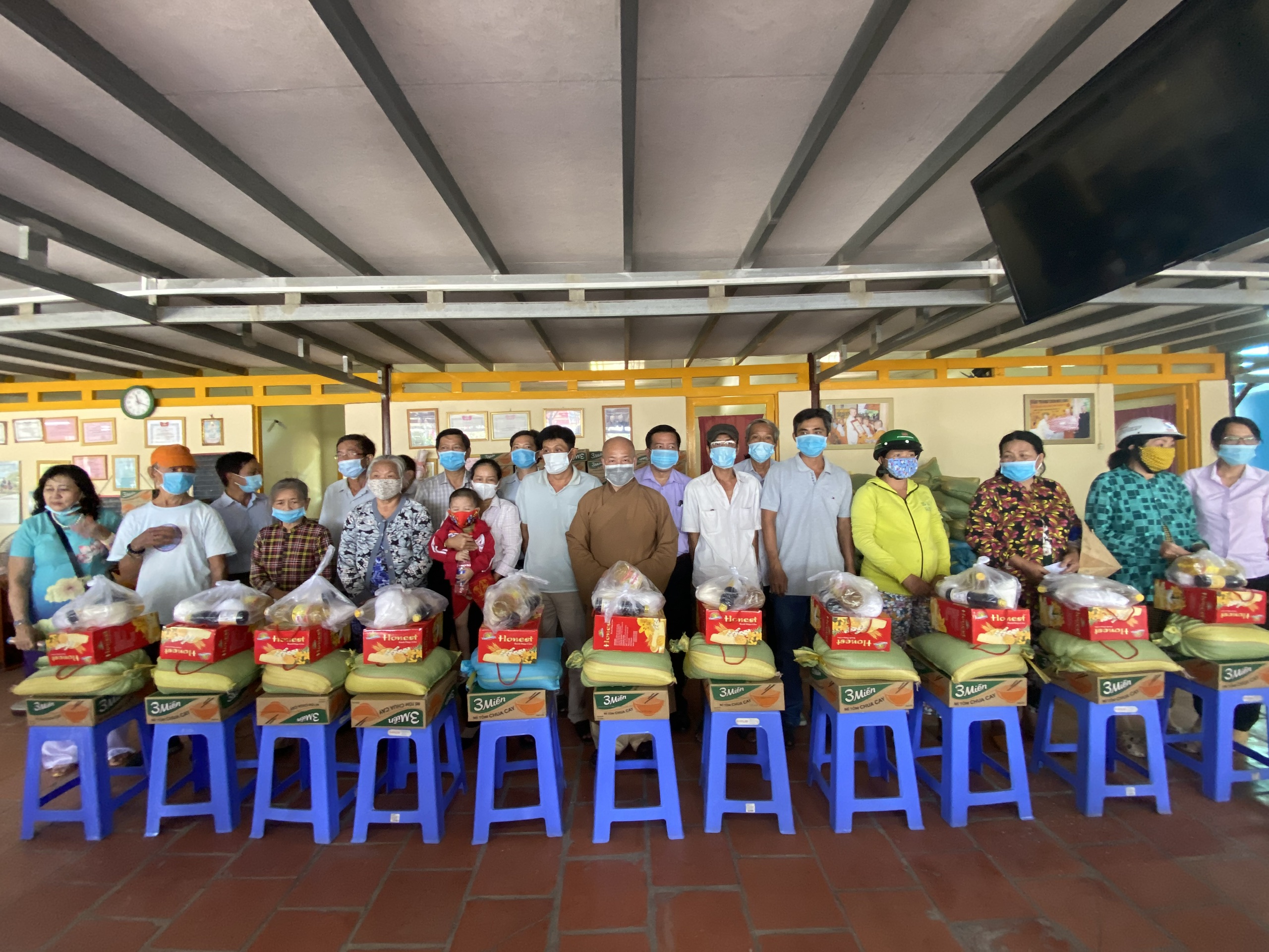 Ban Từ thiện xã hội TƯ GHPGVN trao quà Tết cho bà con khó khăn tại Bến Tre và tham dự Liên hoan Tết cho trẻ em kém may mắn TP. HCM