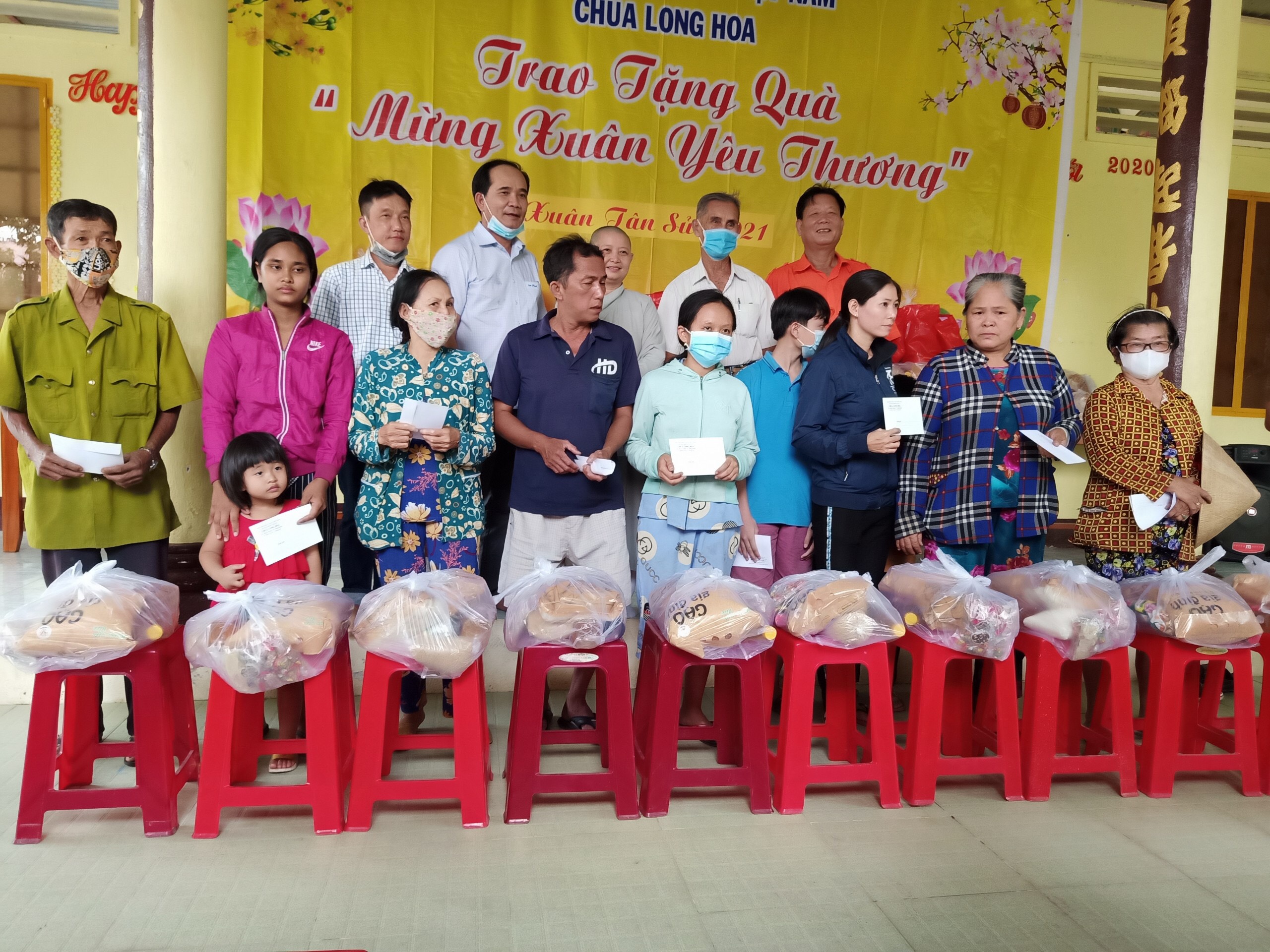 Đồng Nai: Chùa Long Hoa trao quà Tết cho người già neo đơn và nạn nhân nhiễm chất độc da cam