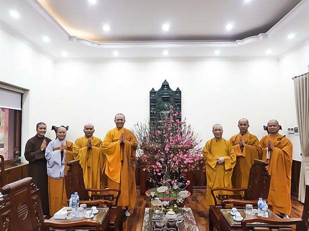 Thường trực Ban Trị sự Phật giáo Thái Nguyên thăm, khánh tuế Hòa thượng Trưởng Ban Hoằng pháp Trung ương