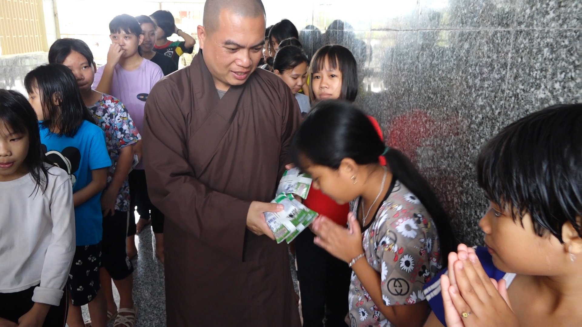 Kiên Giang: Chùa Sắc Tứ Thập Phương thăm, tặng quà tại Trung tâm TTXH Phật Quang